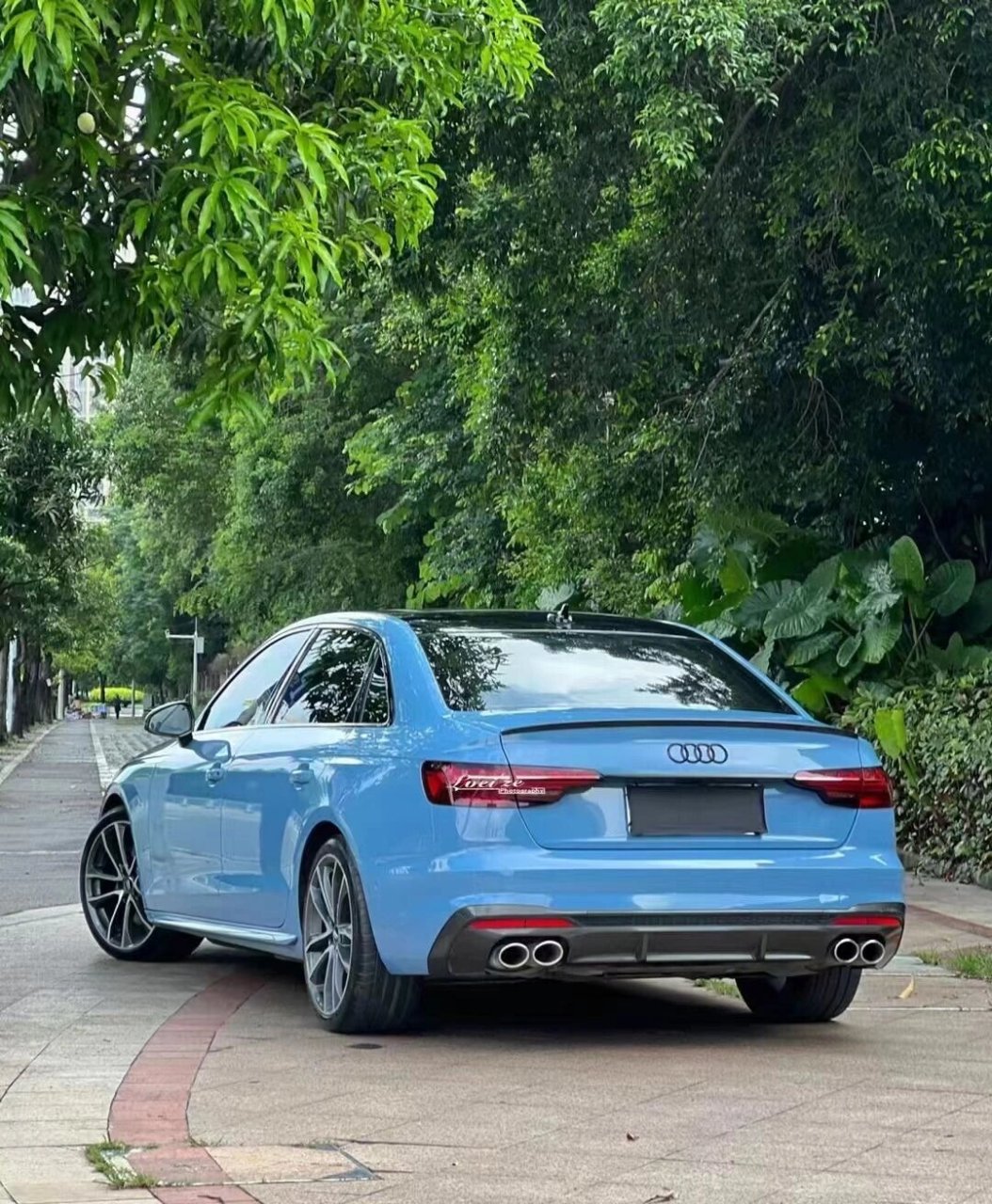 奥迪a4l改色瓷器蓝  在广州,花费2980元贴改色膜你们觉得划算吗,你们