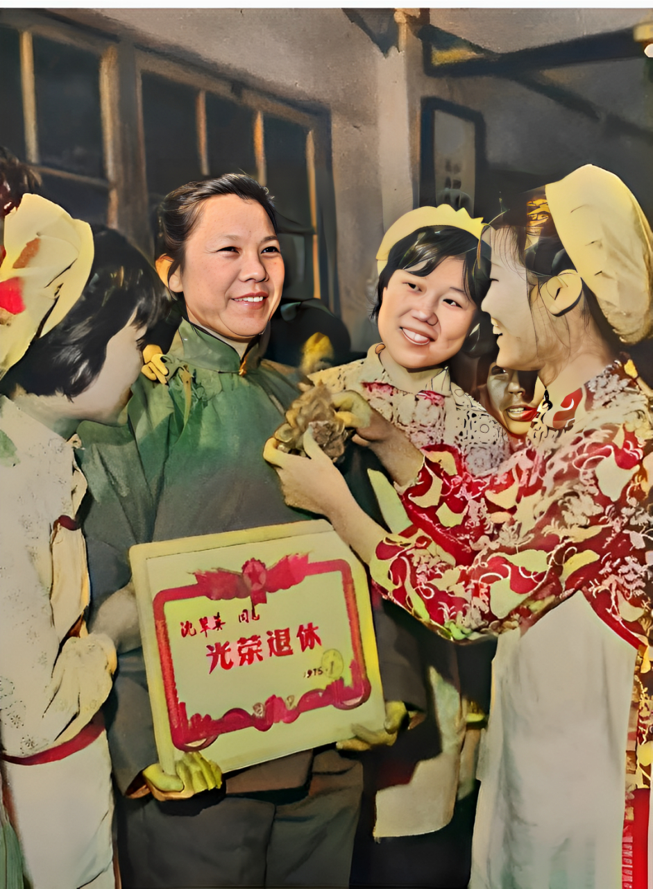 上世纪20世纪70年代末,一位光荣退休的国企员工即将离开工厂.