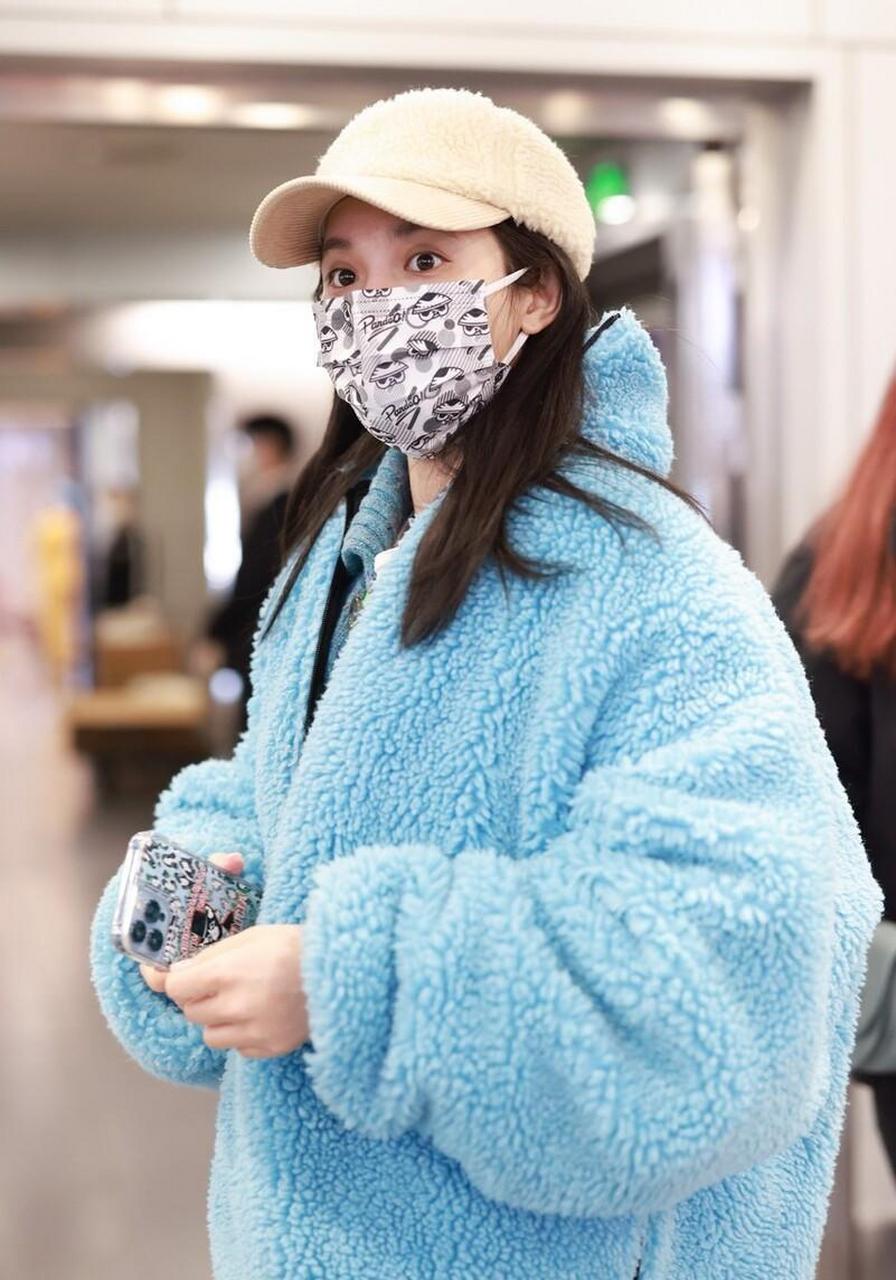 彭小苒机场街拍 蓝色摇粒绒外套 破洞牛仔裤 棒球帽温暖清新