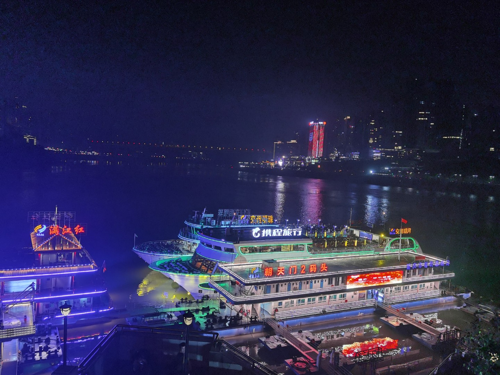 重庆游轮乘坐注意事项  1.价格优惠:注意听街边的旅行社,或许会有10到