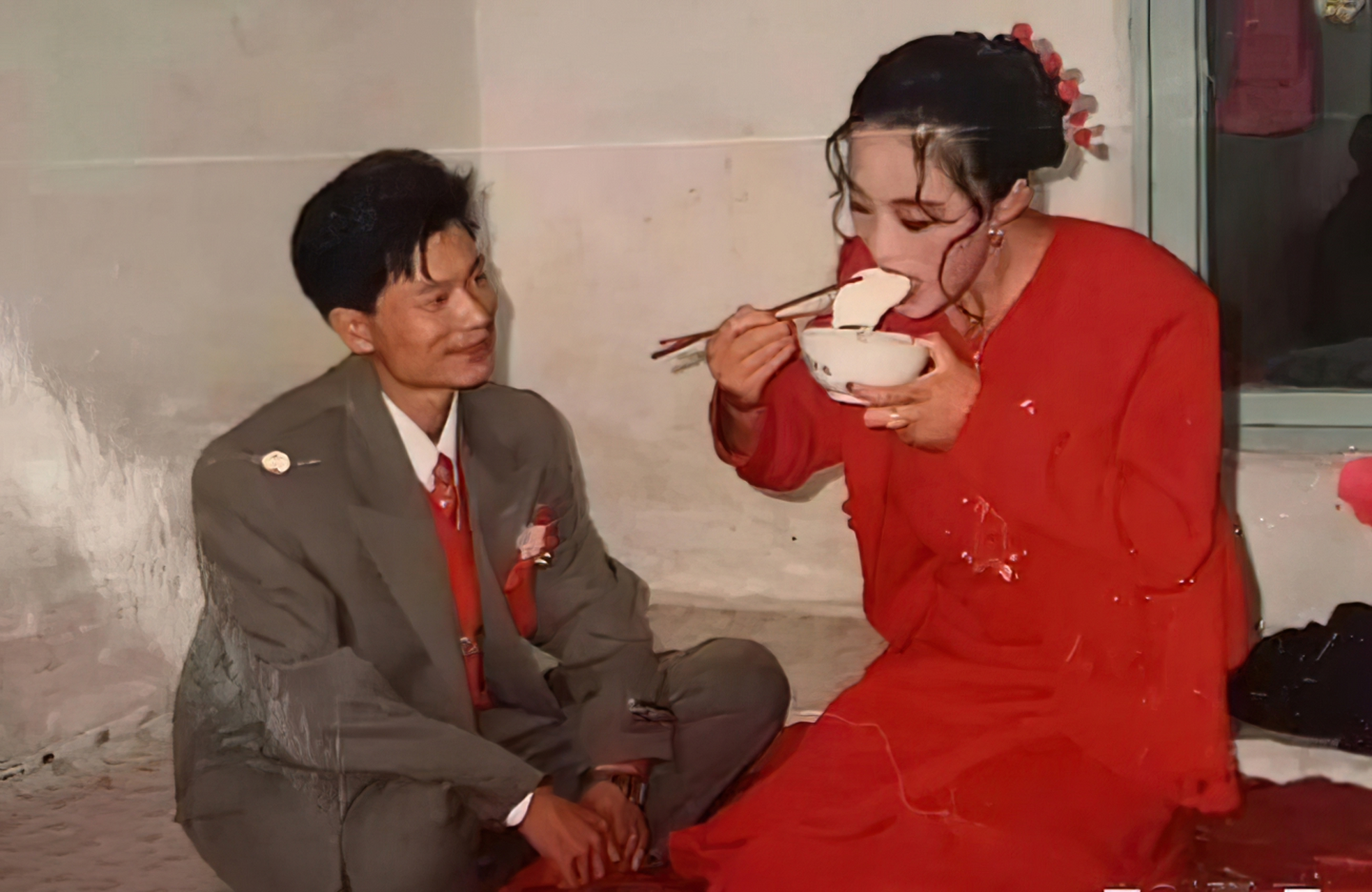 90年代,陕西农村,一对新人正在婚礼上,新郎含情脉脉地看着漂亮的新婚