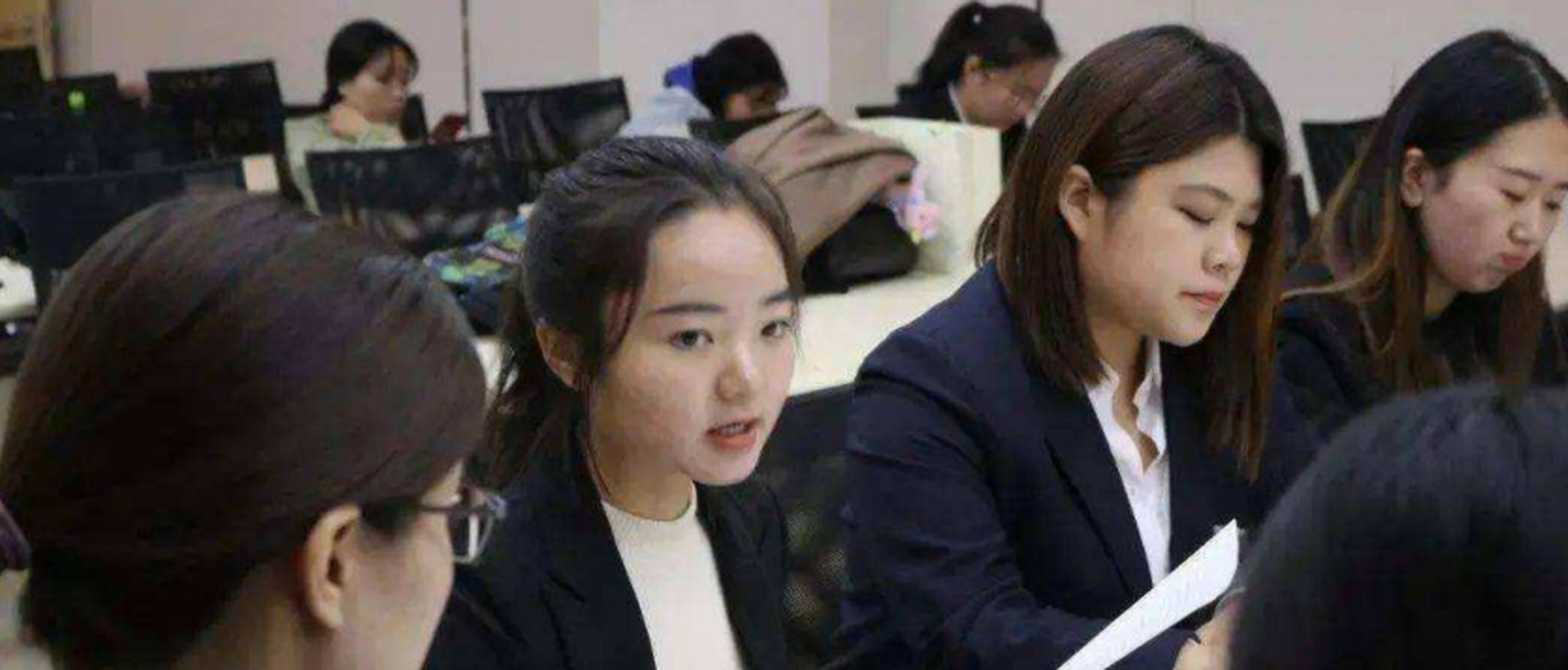 大学生站在就业的分岔路口,内心迷茫也属于常态,但随着年关的临近