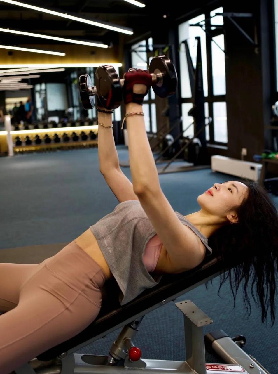gif创作人# 女演员王紫璇晒自己健身照片,这腿上的肌肉线条确实有点