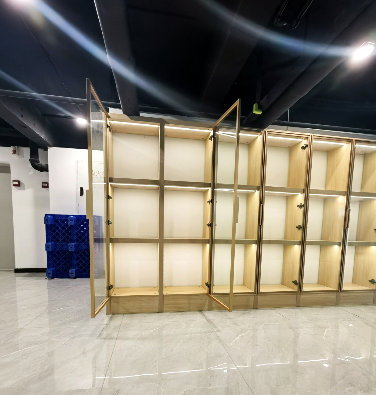 展厅展柜安装落地,需要考虑货架与店面/展厅,货架与卫生,货架与货架