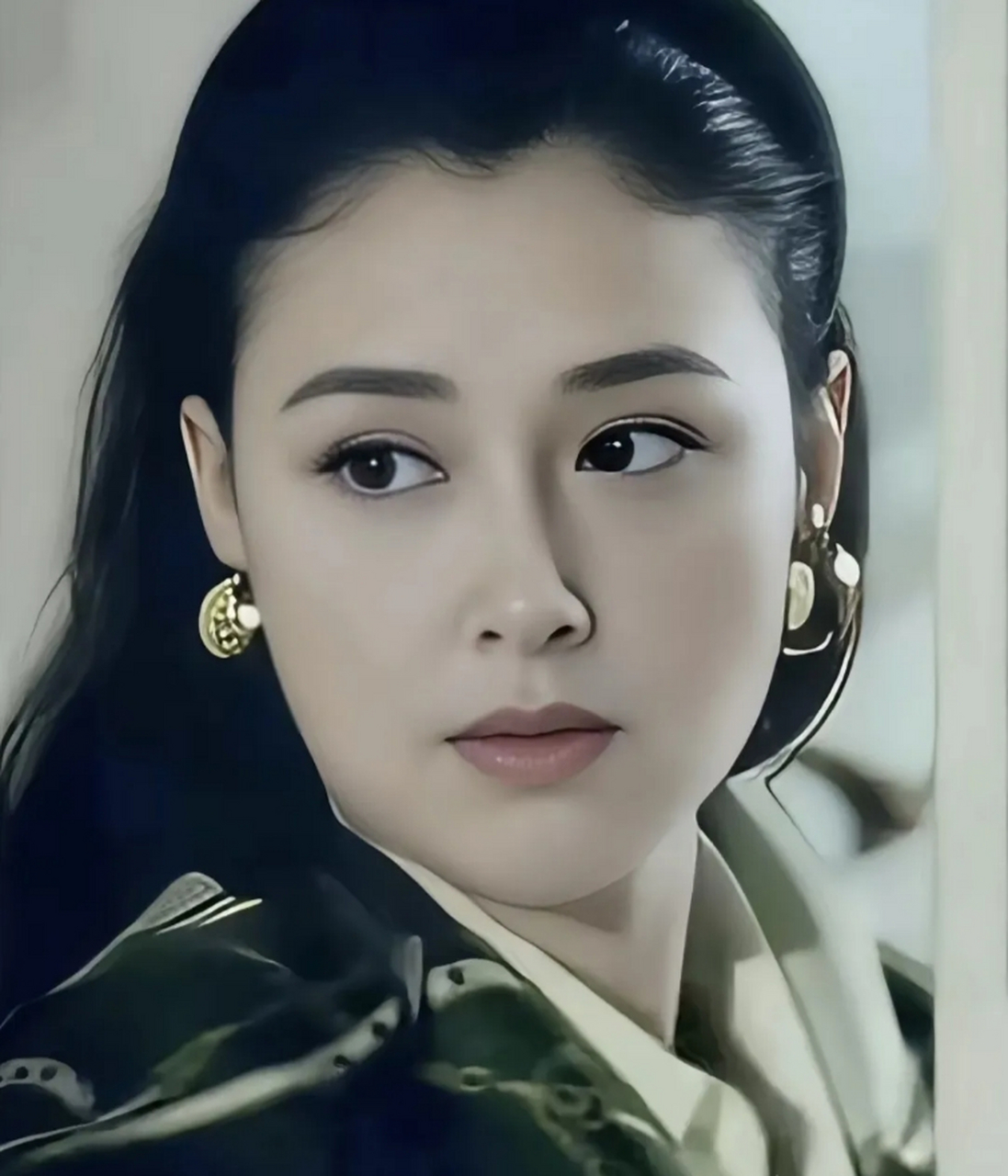 她的美丽不仅外在显现,更是内