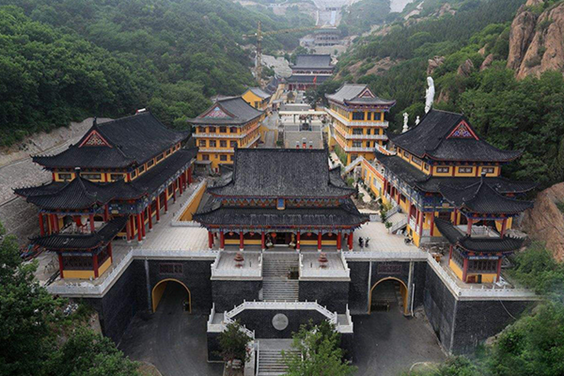 辽宁十大爬山好去处排行榜:   1,千山风景区  2,关门山风景区  3,大连