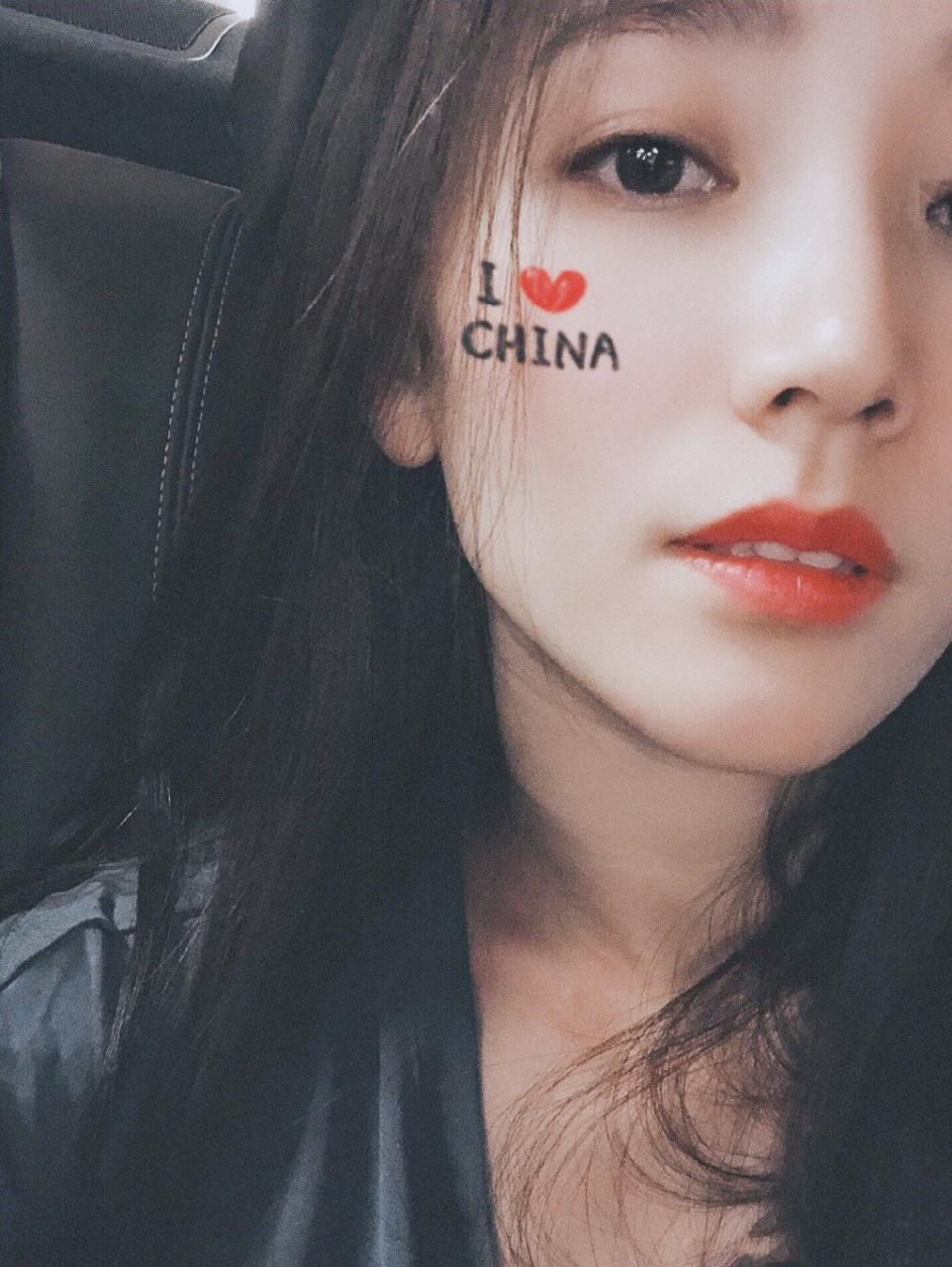 她是中国内地女演员,毕业于北京电影学院.