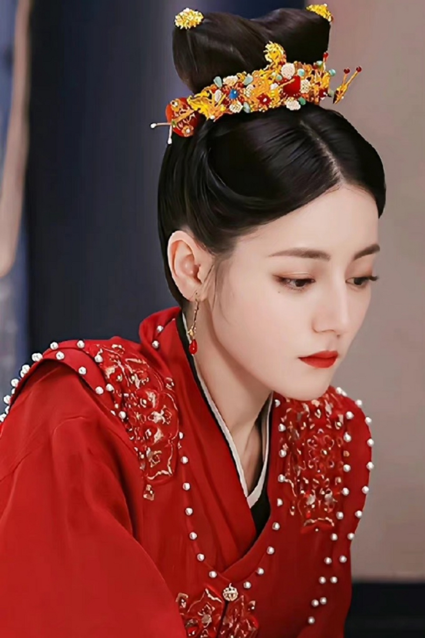 红衣同款赵露思vs迪丽热巴,颜值差距一目了然! 们 你如何看待这件事?