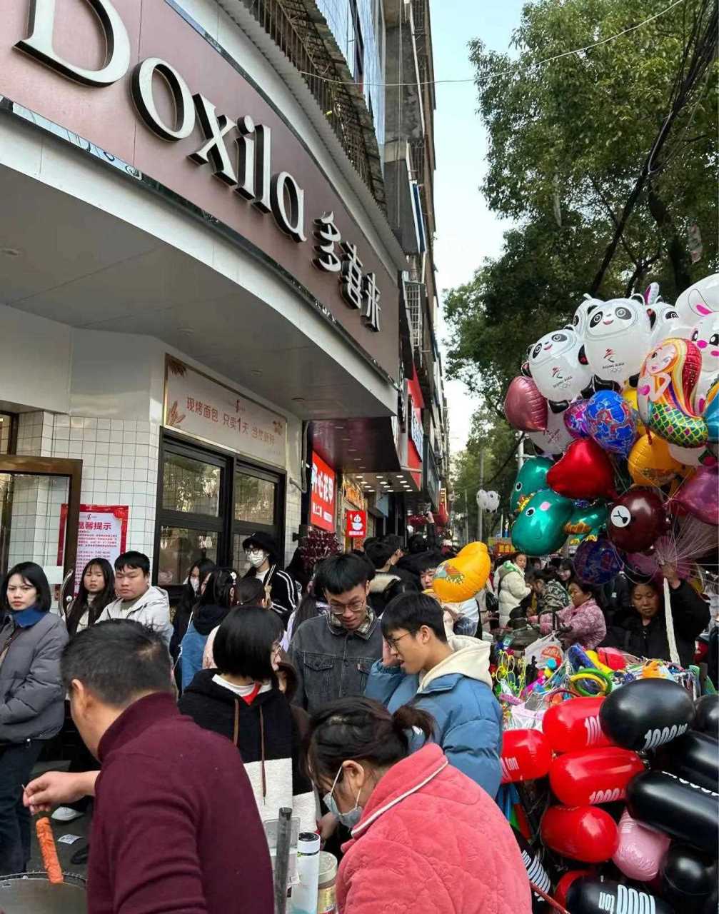 衡阳祁东体育广场的烟火气真强!