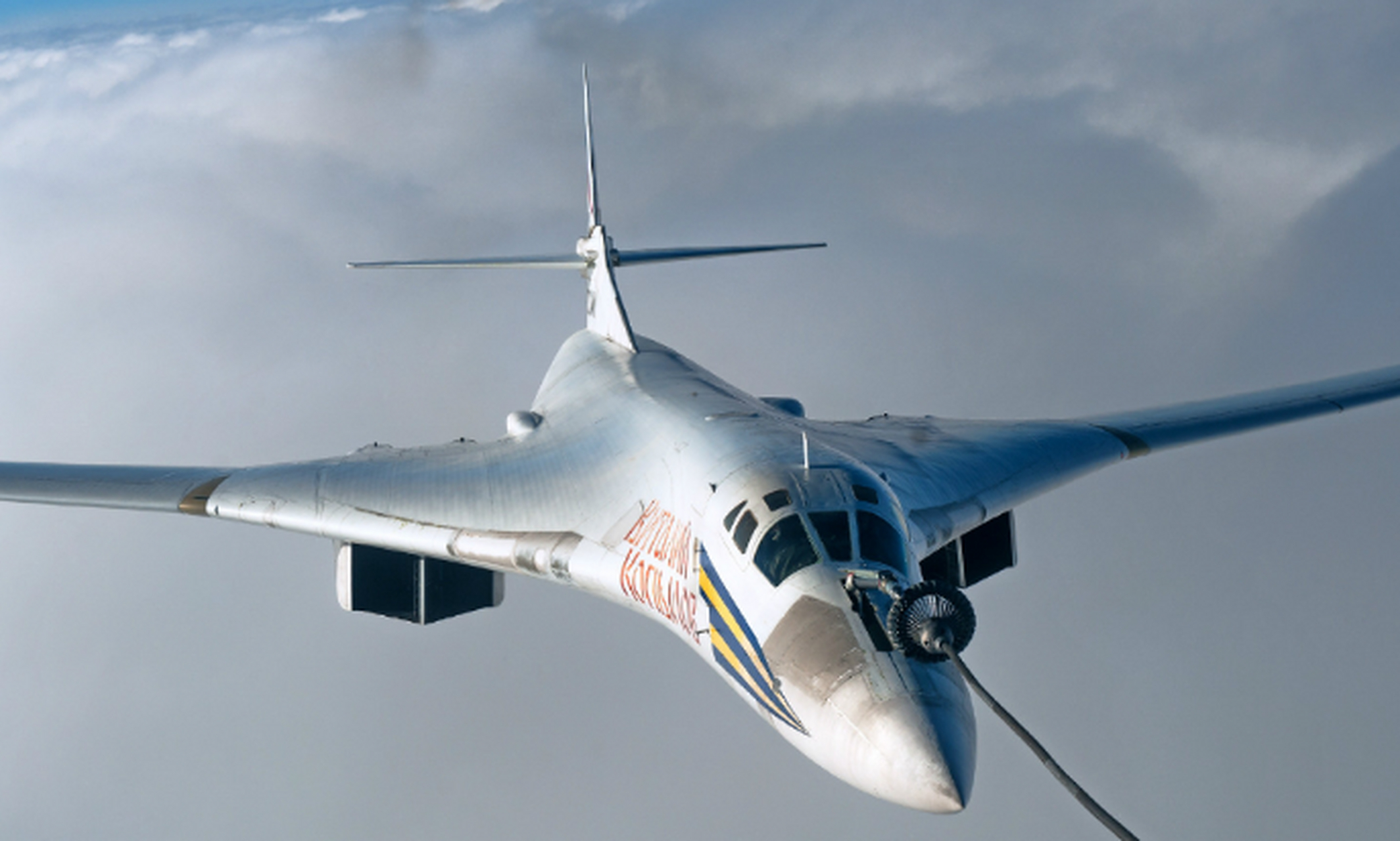 土耳其的国产喷气式训练和轻型攻击机hürjet进行起飞测试,一架f-16