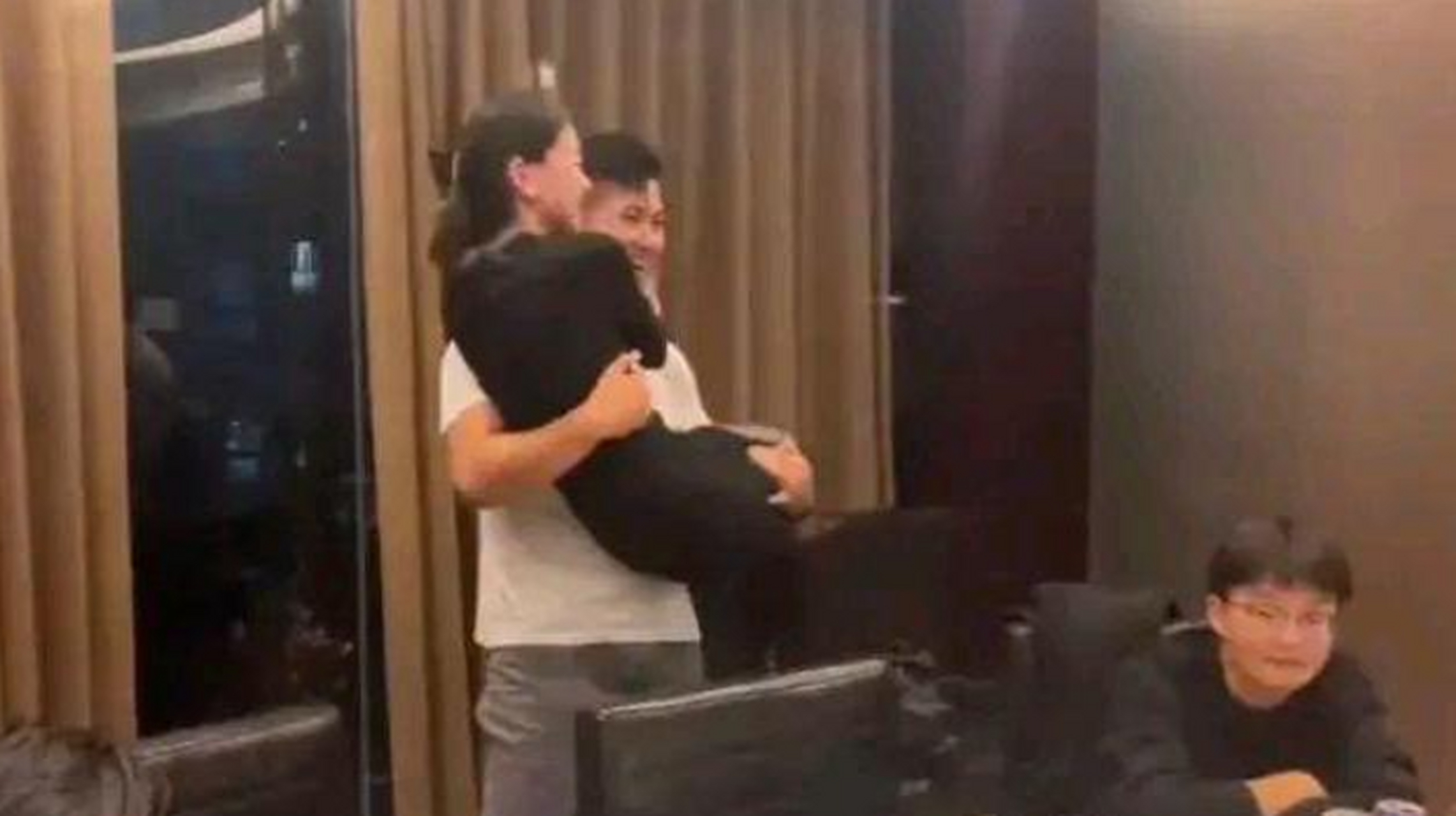 所谓的同学聚会 都是为出轨找到好理由