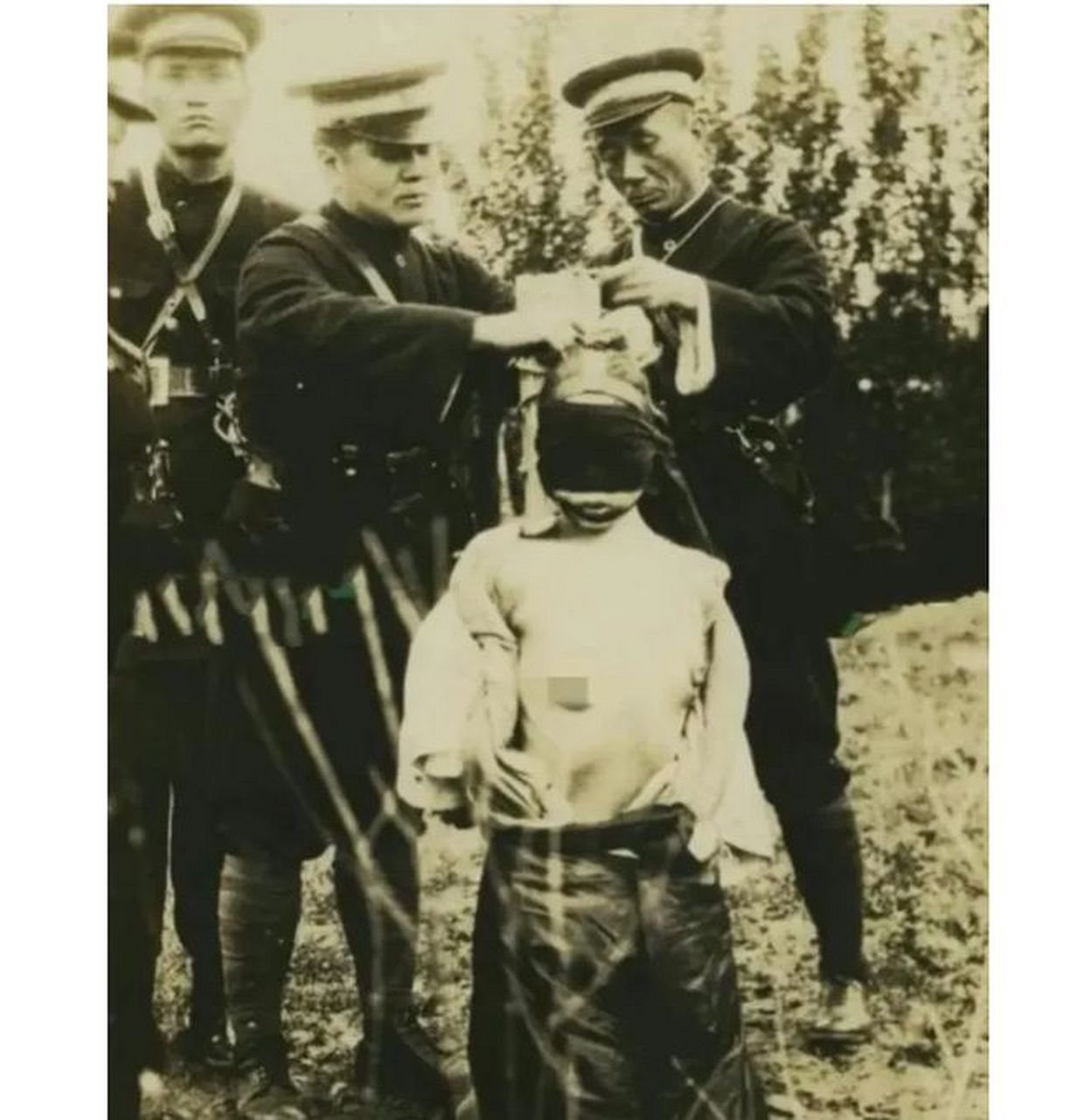 这张照片来自民国年间,显示了一名女性犯人在执行死刑前的场景