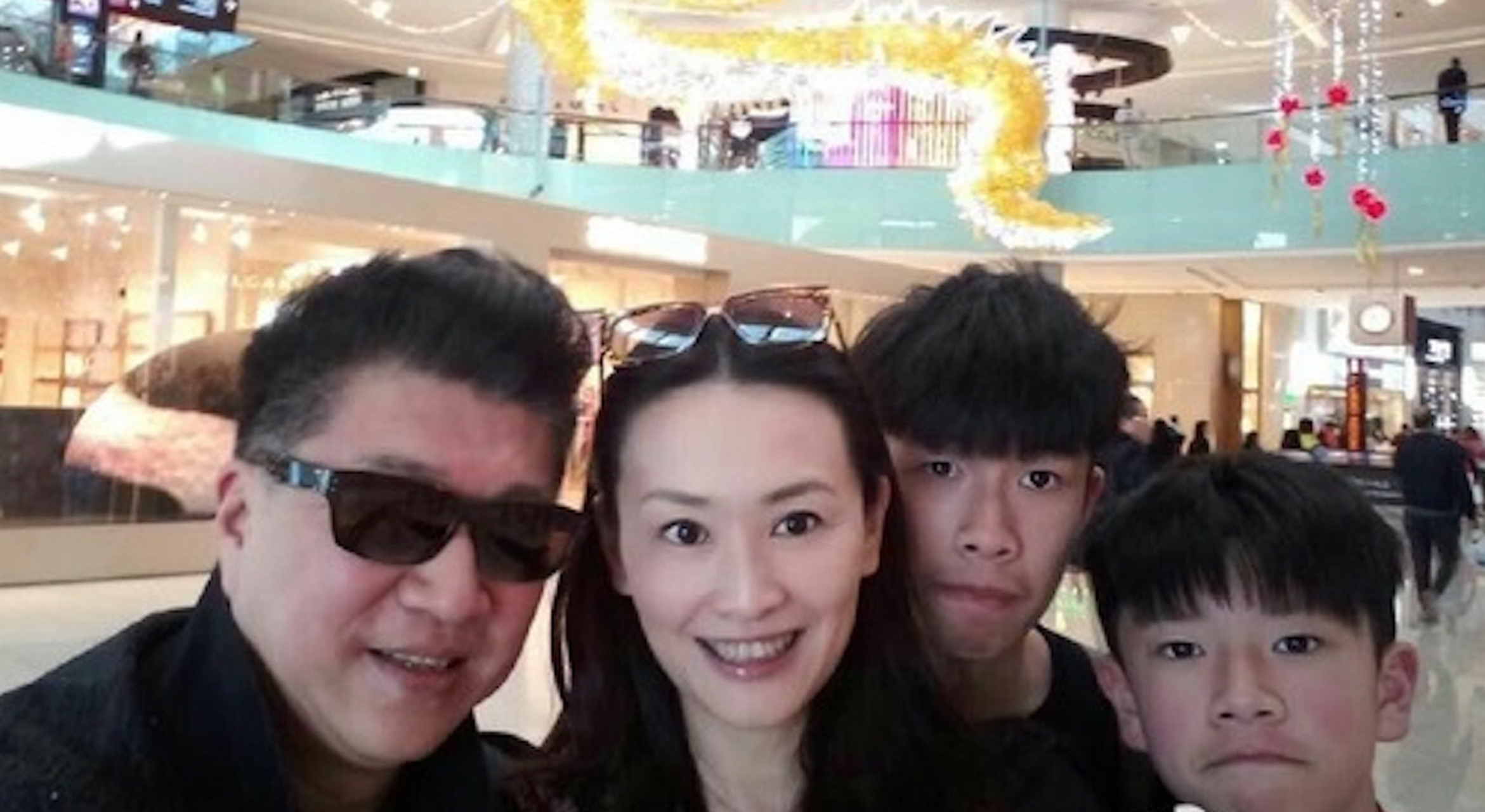 70岁港星李道洪近况曝光,头发乌黑显年轻,与小21岁妻子定居上海.