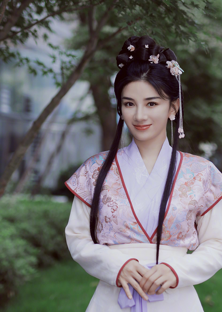 黄奕的这一身妆容,瞬时想到了《上错花轿嫁对郎》.