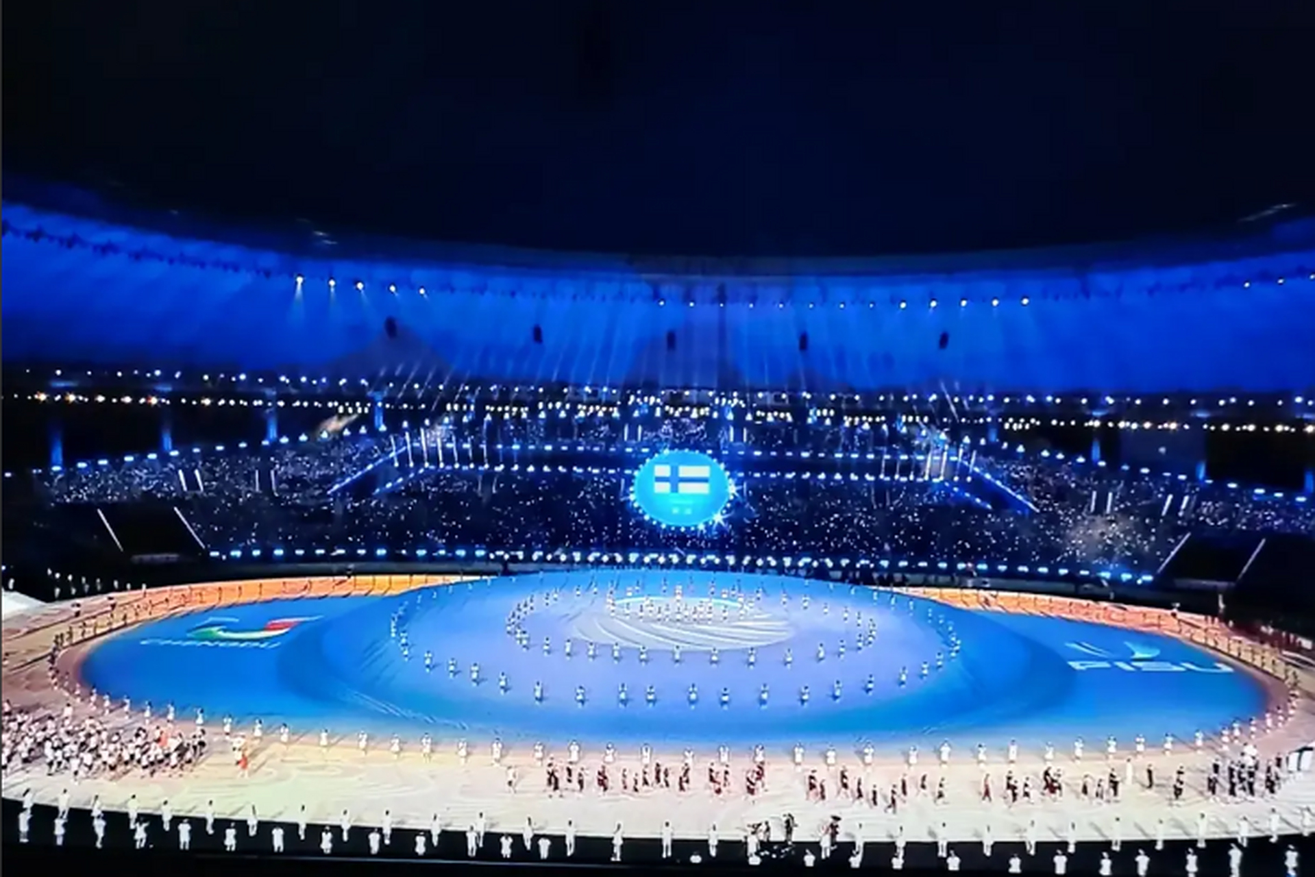 成都大运会开幕式现场,万人齐唱《成都》,展示的是一个团结进取欣欣