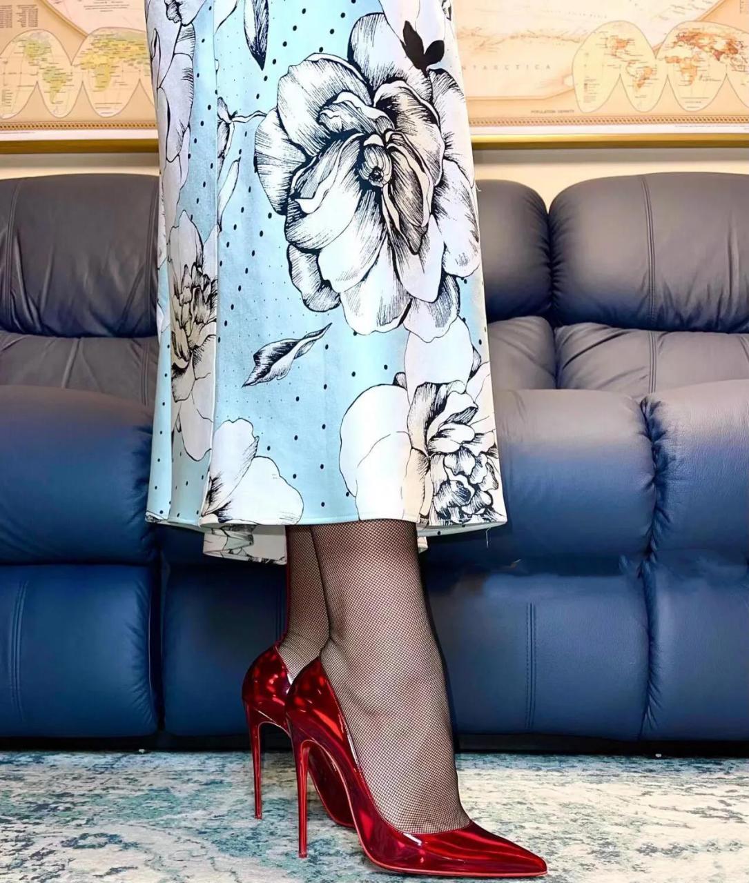 cl经典红色高跟鞋,12cm高跟尽显高贵迷人气质  本文并不代表小编赞同