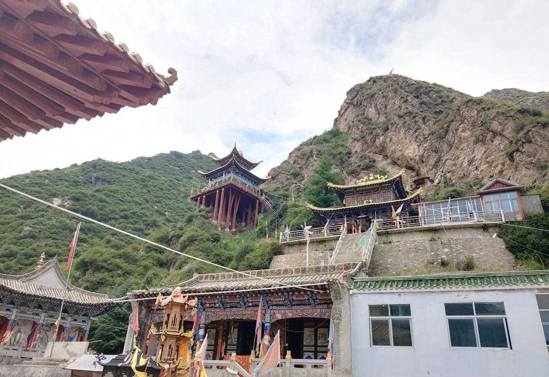 青海省大通县娘娘山位于大通县桥头镇西侧,距县城5公里.