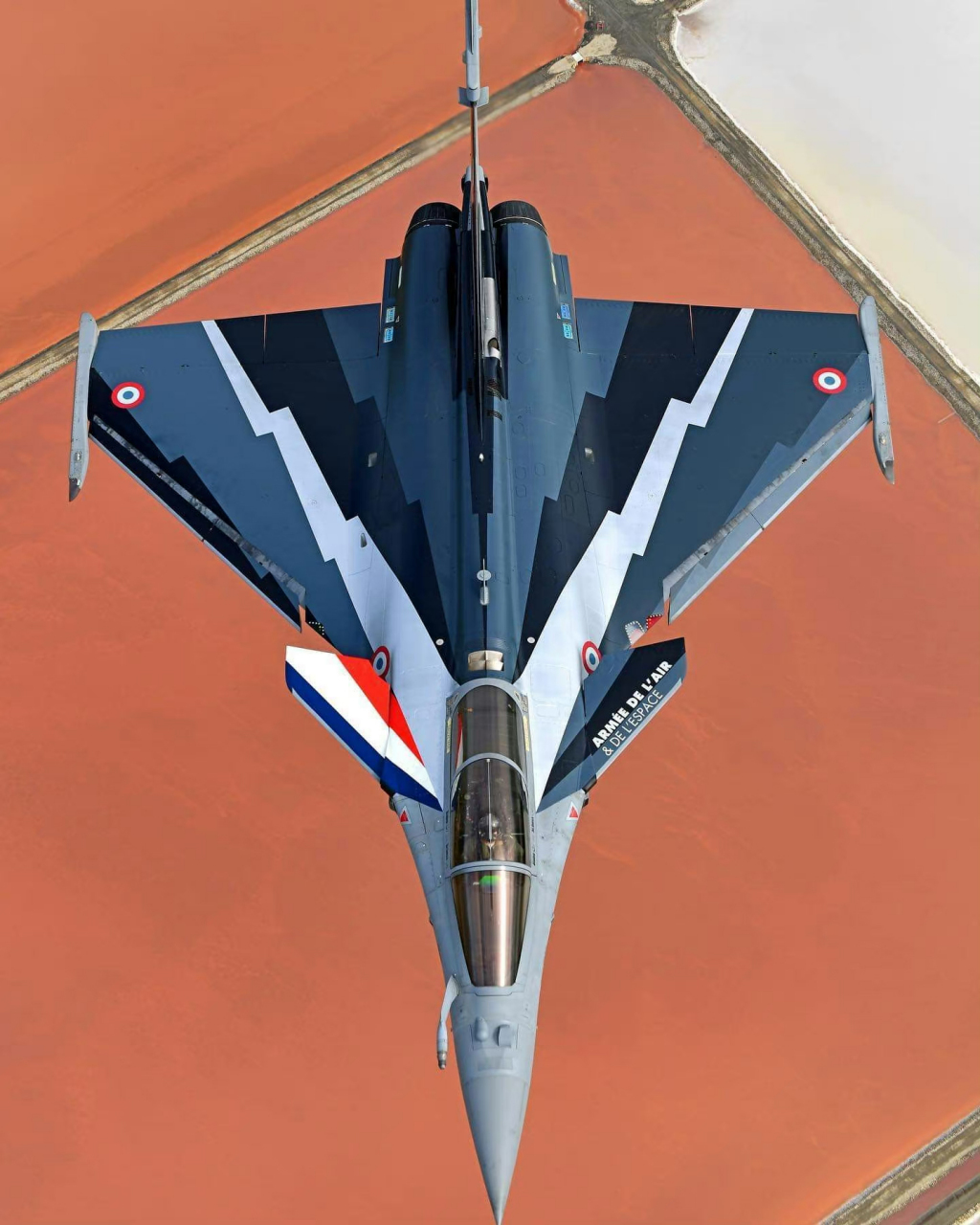 法国空军阵风c战斗机新涂装,不知道为什么,这种视角的空对空摄影图片