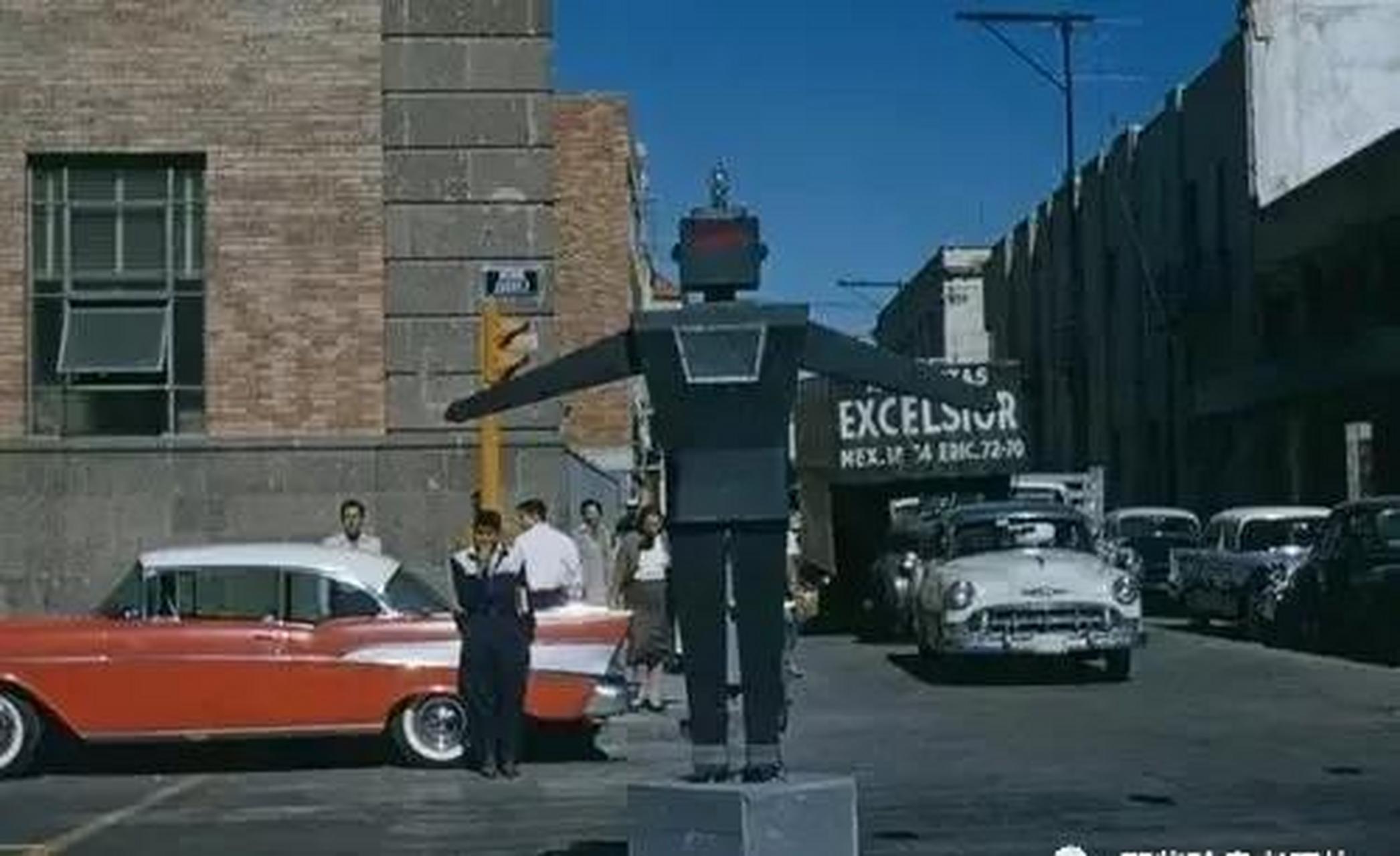 领动计划# 1965年,墨西哥avenida juarez市,机器人在指挥交通.