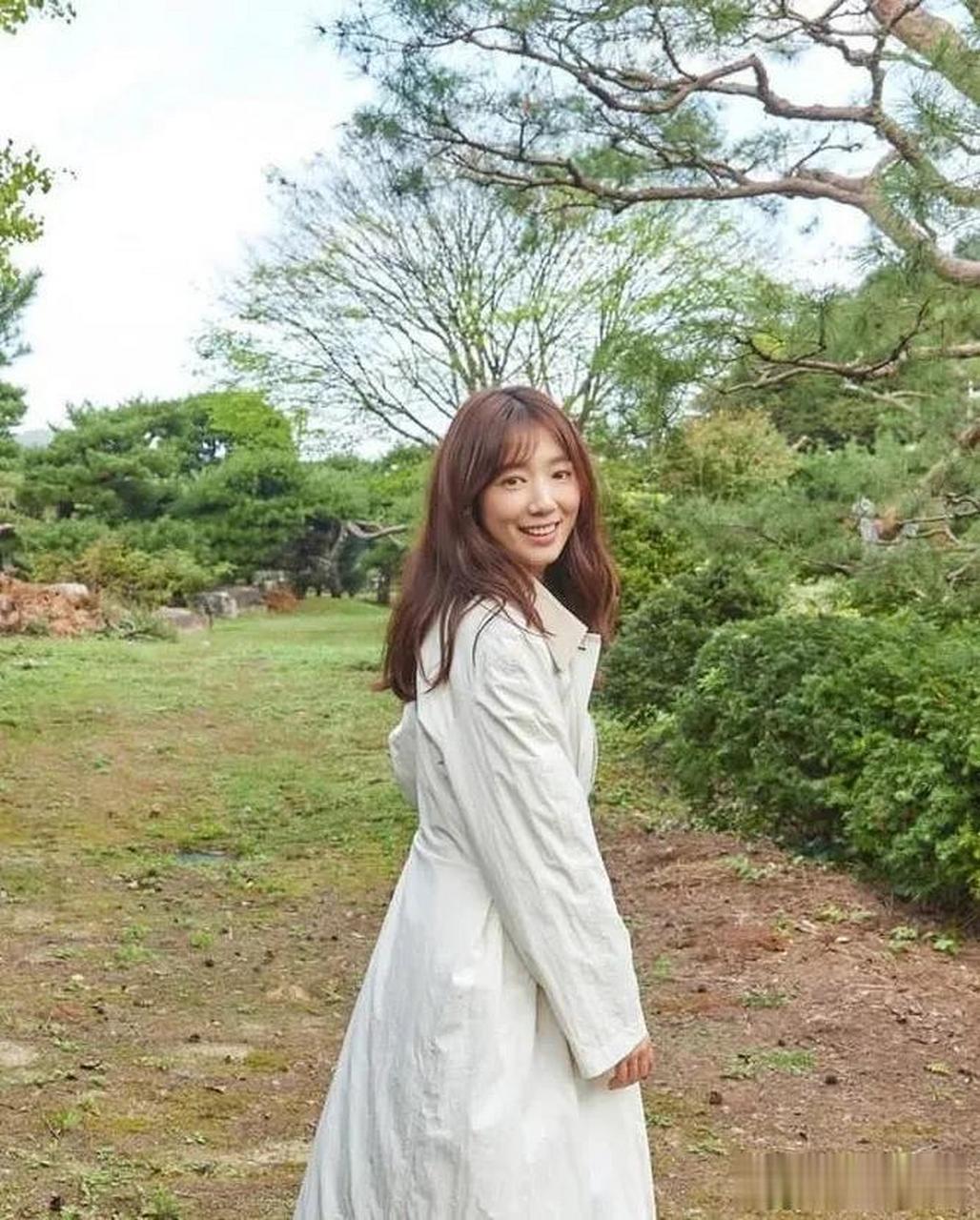 4月,演员朴信惠在自己的instagram上上传了多张照片.