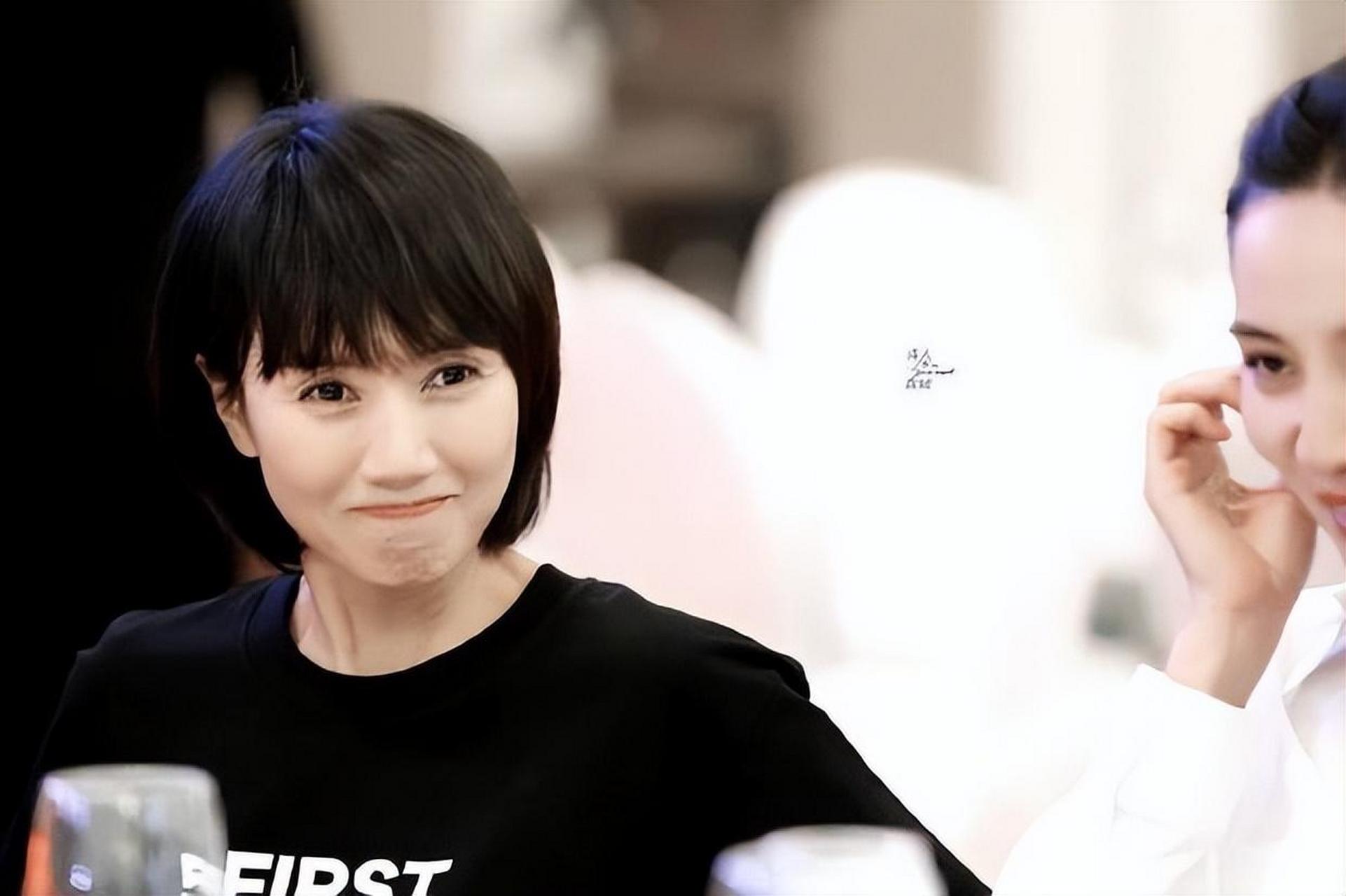 袁泉曾黎百花奖合影#  袁泉现身first青年电影展 齐刘海短发大眼睛有