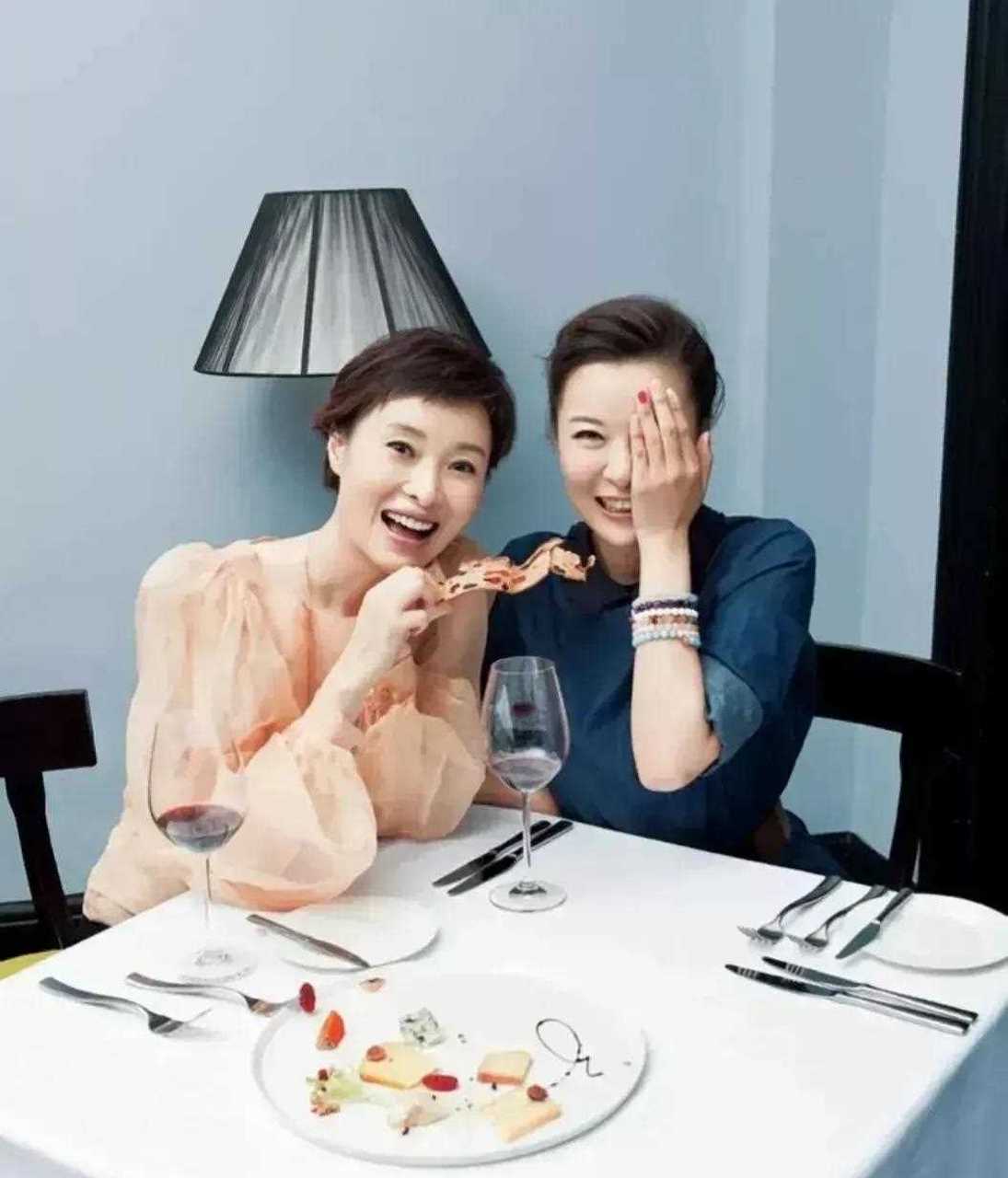 吴越和柯蓝两闺蜜同框,两大美女是无话不说的好闺蜜,两人年过半百吃个