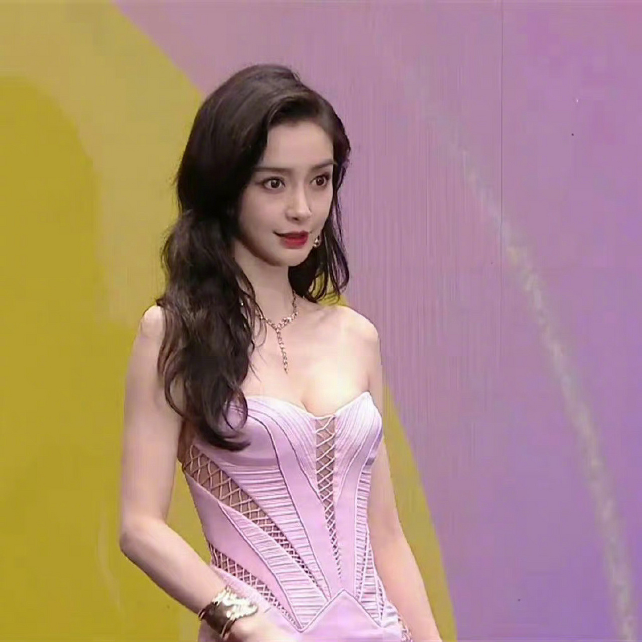 今天的热搜太热闹了 从angelababy新恋情,到港媒称杨幂没有陪女儿庆生