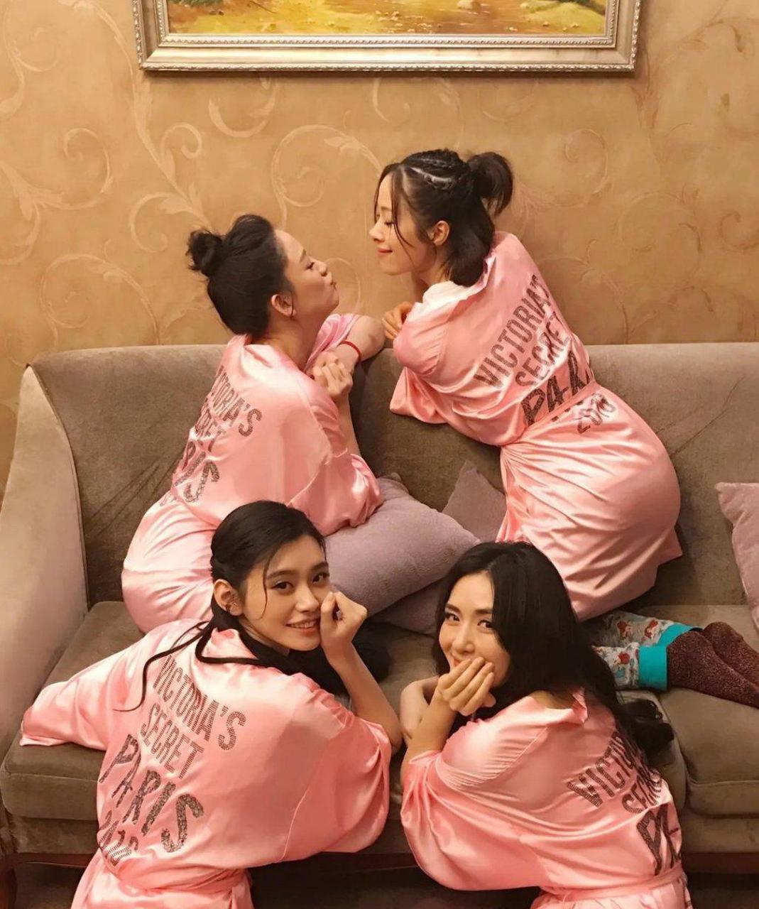 百家号星火计划# 女明星们的"睡衣趴",颜色惊艳,大长腿又是谁最美?