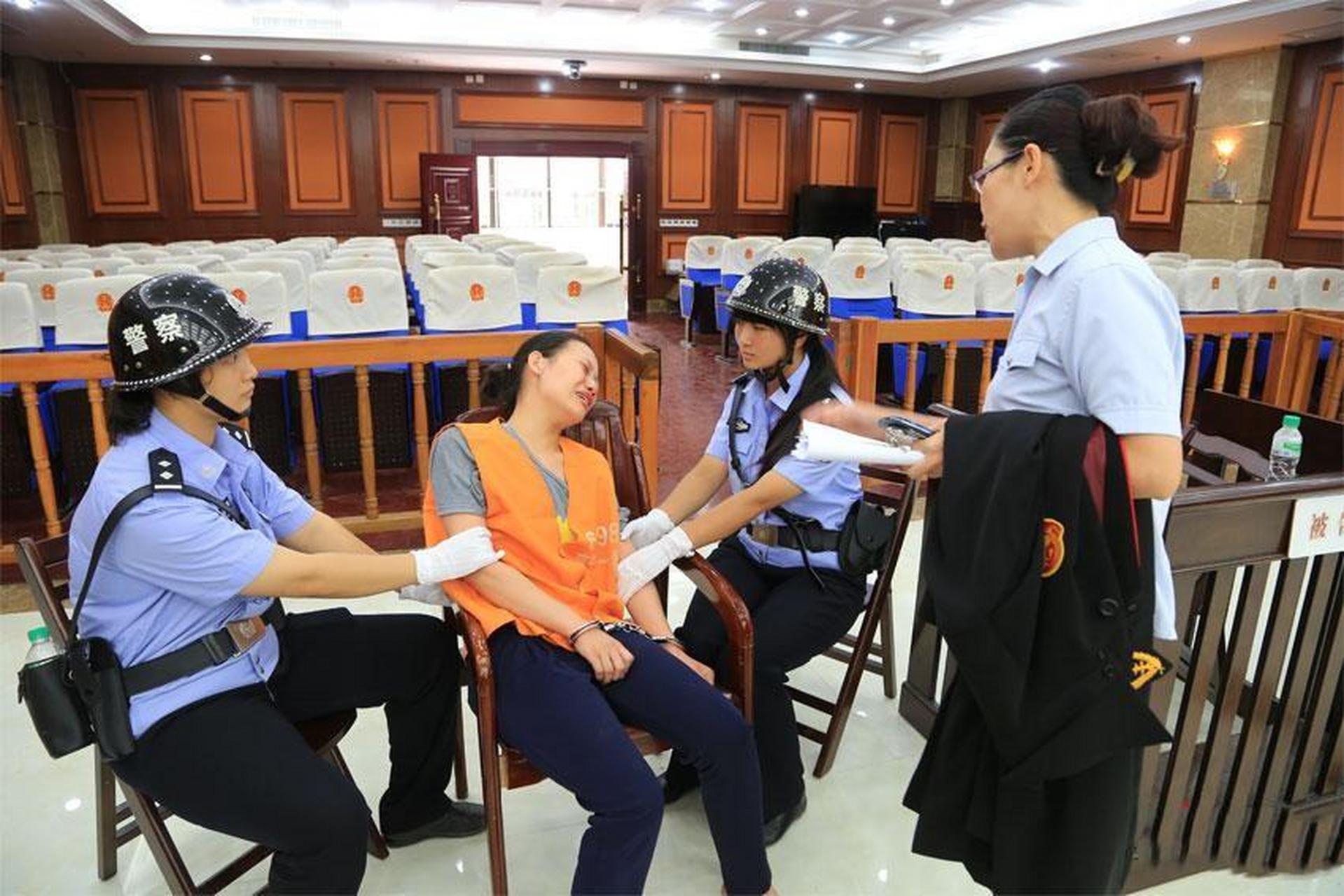 2014年,南宁庭审现场上,潘兰兰痛哭流涕的照片.