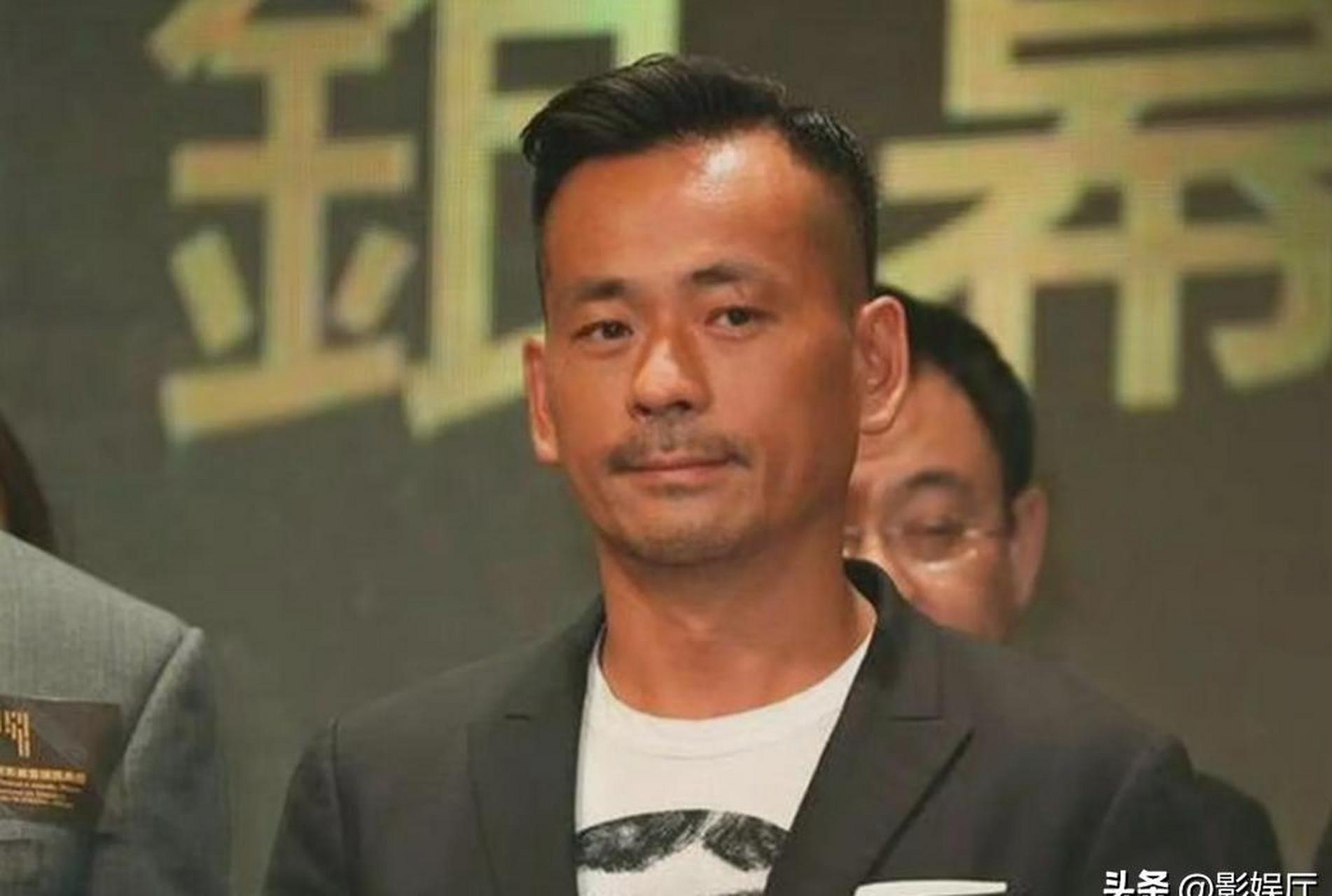 1992年,向华强,向华胜带上厚礼拜访赌王何鸿燊,兄弟二人也想在澳门讨