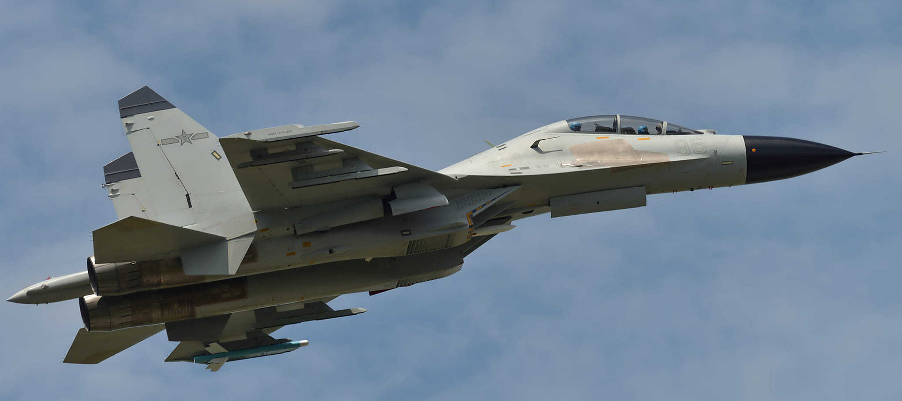 喜欢战斗机,特别是侧卫系列的战斗机快30年了,至今没有拍过海军航空兵