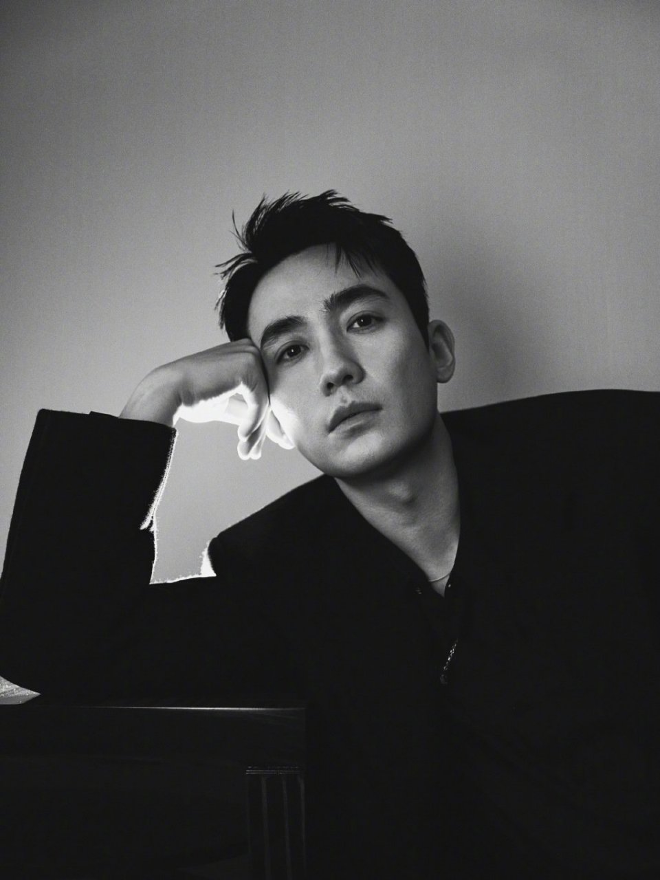 朱一龙黑西装随拍照,帅哥和黑西装真的绝配啊!