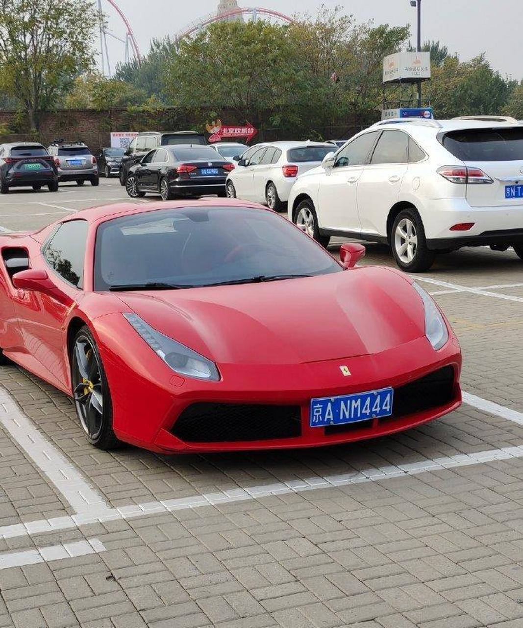 网友:车牌有点狠的法拉利488.