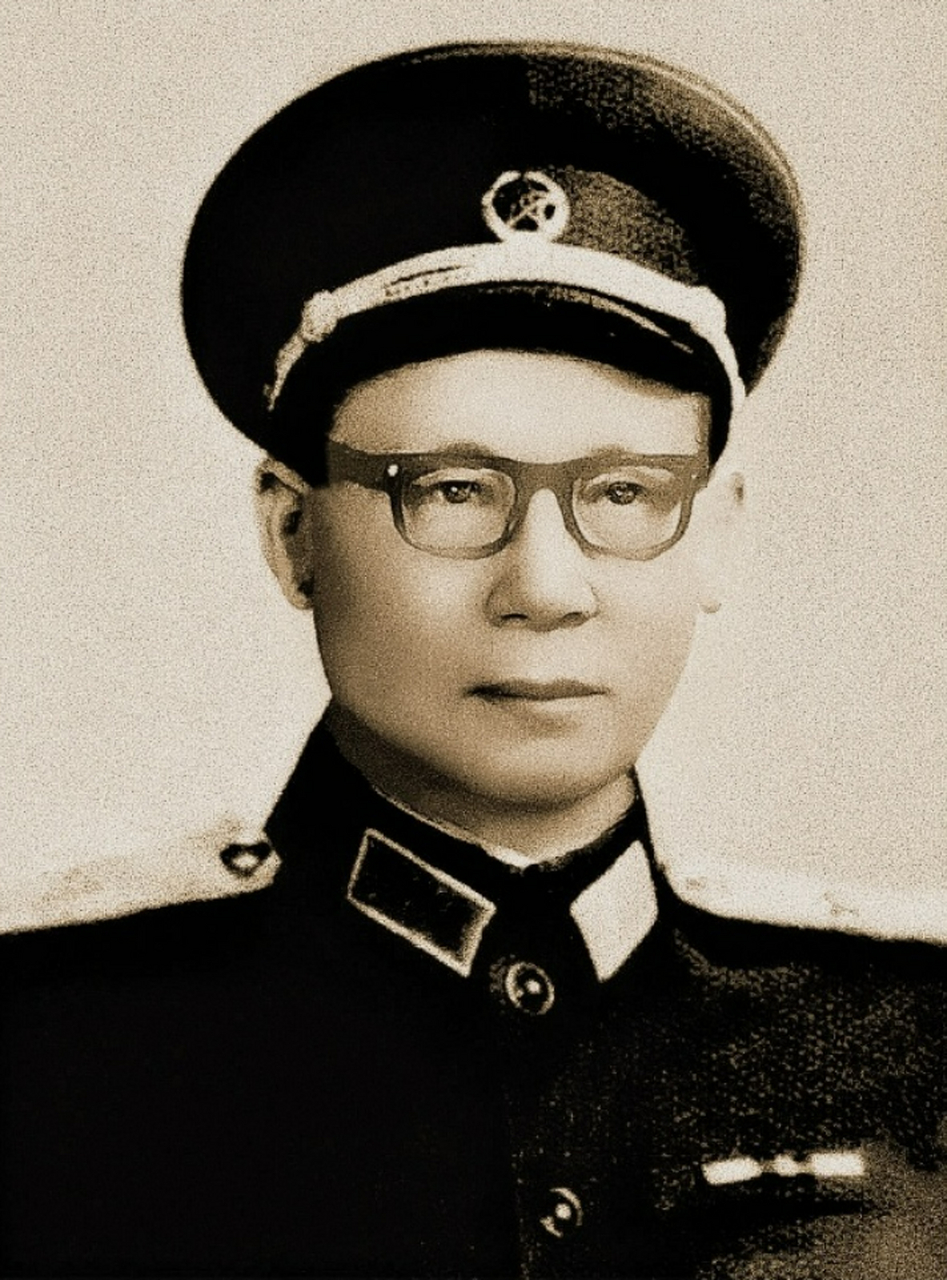 西安事变后,东北军分崩离析,李觉便投奔了红军,在红军步校当教员.