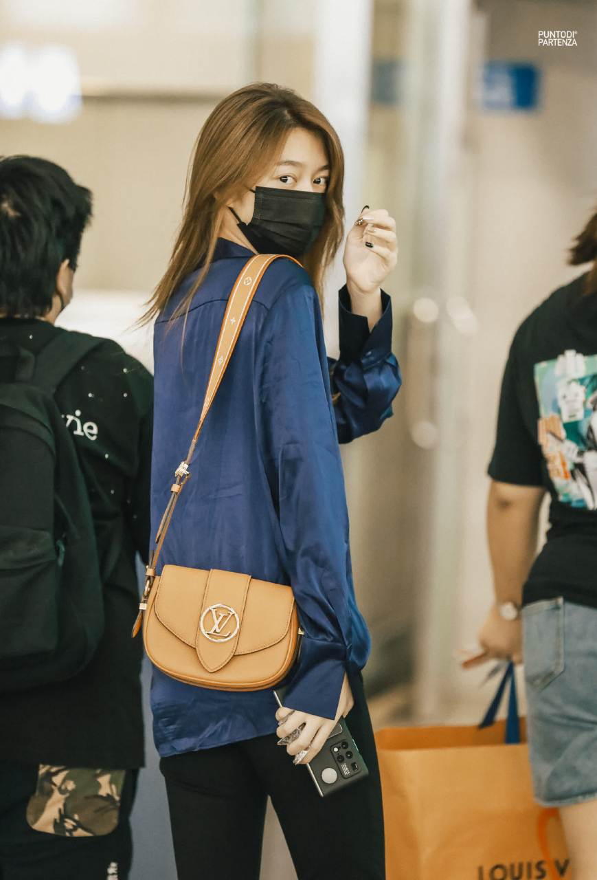 傅菁今天在机场晒出一组写真,身穿蓝色缎面衬衫搭配修身牛仔裤,卷起的