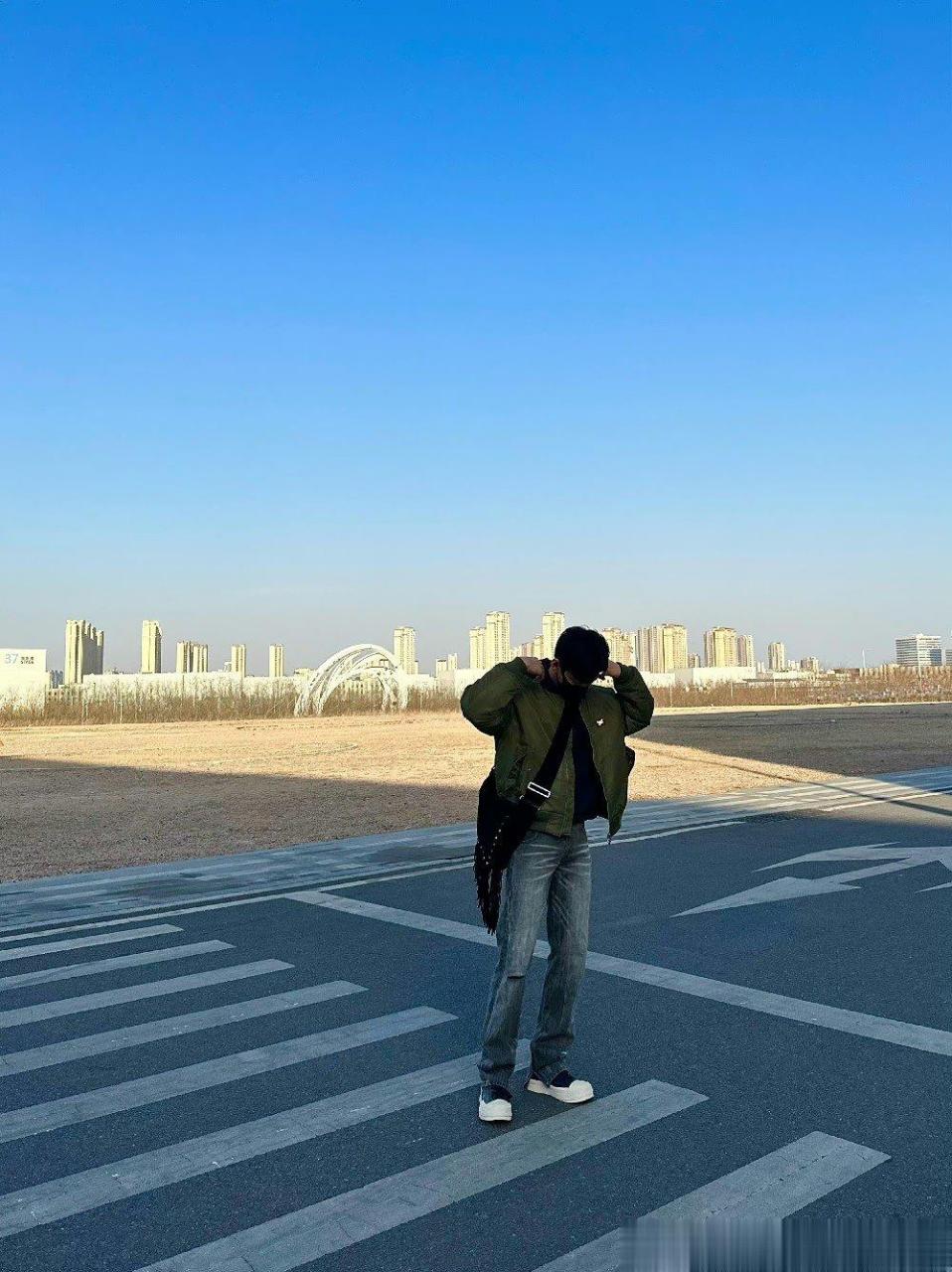 白敬亭六一对镜自拍  白敬亭戴小红帽 太帅了吧白敬亭