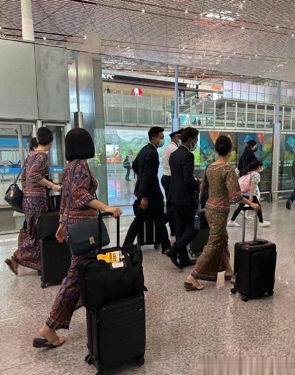 前阵在首都机场遇到一群新航空姐,她们穿着透明丝袜,长筒裙和坡跟夹脚