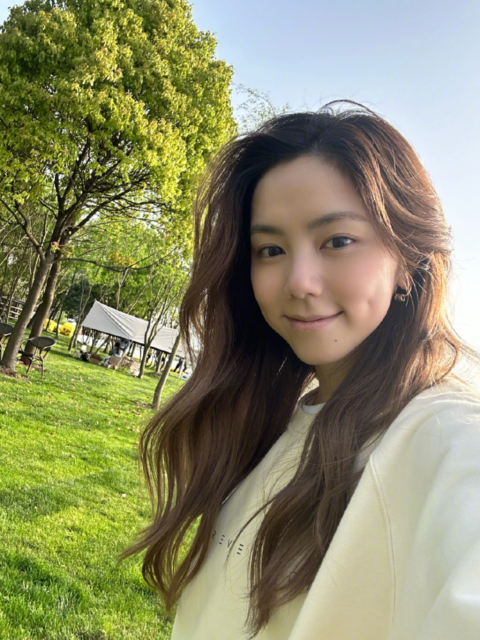 邓紫棋素颜自拍,这几张照片有梦回好几年前的感觉[爱你]