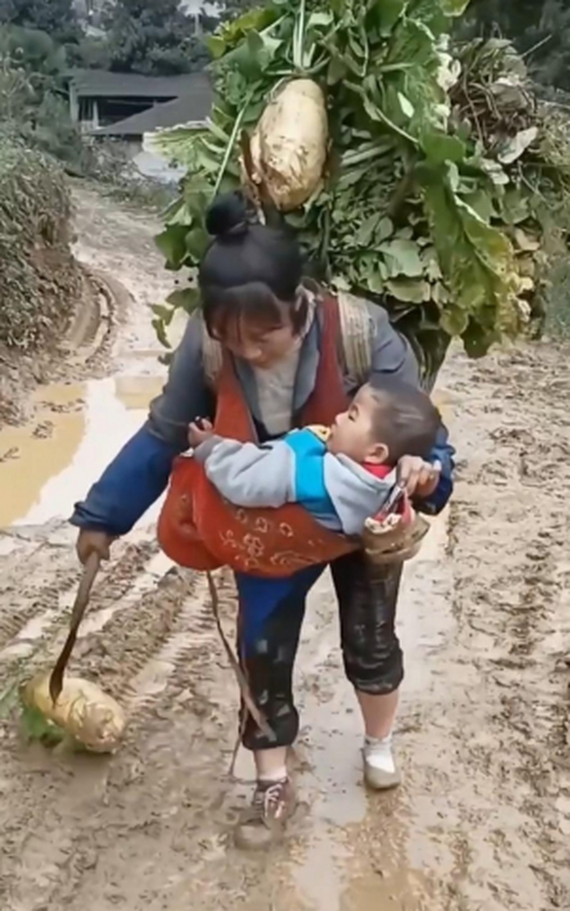 单亲妈妈带孩子,很不容易