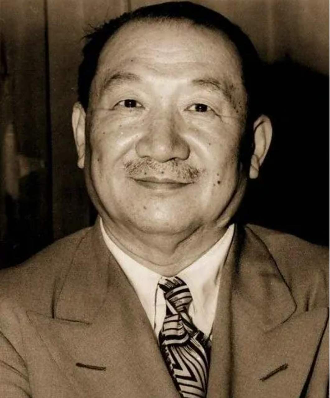 1945年孔祥熙下台时,尽管八年抗战消耗巨大,但国民党国库中仍有9亿多