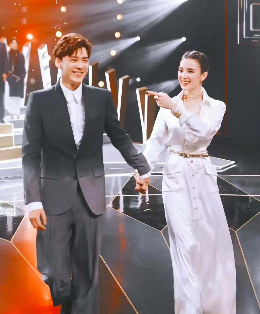 gif创作人# 宋佳和李易峰真的牵手了,宋佳当时的脸面带羞涩,可氖乔