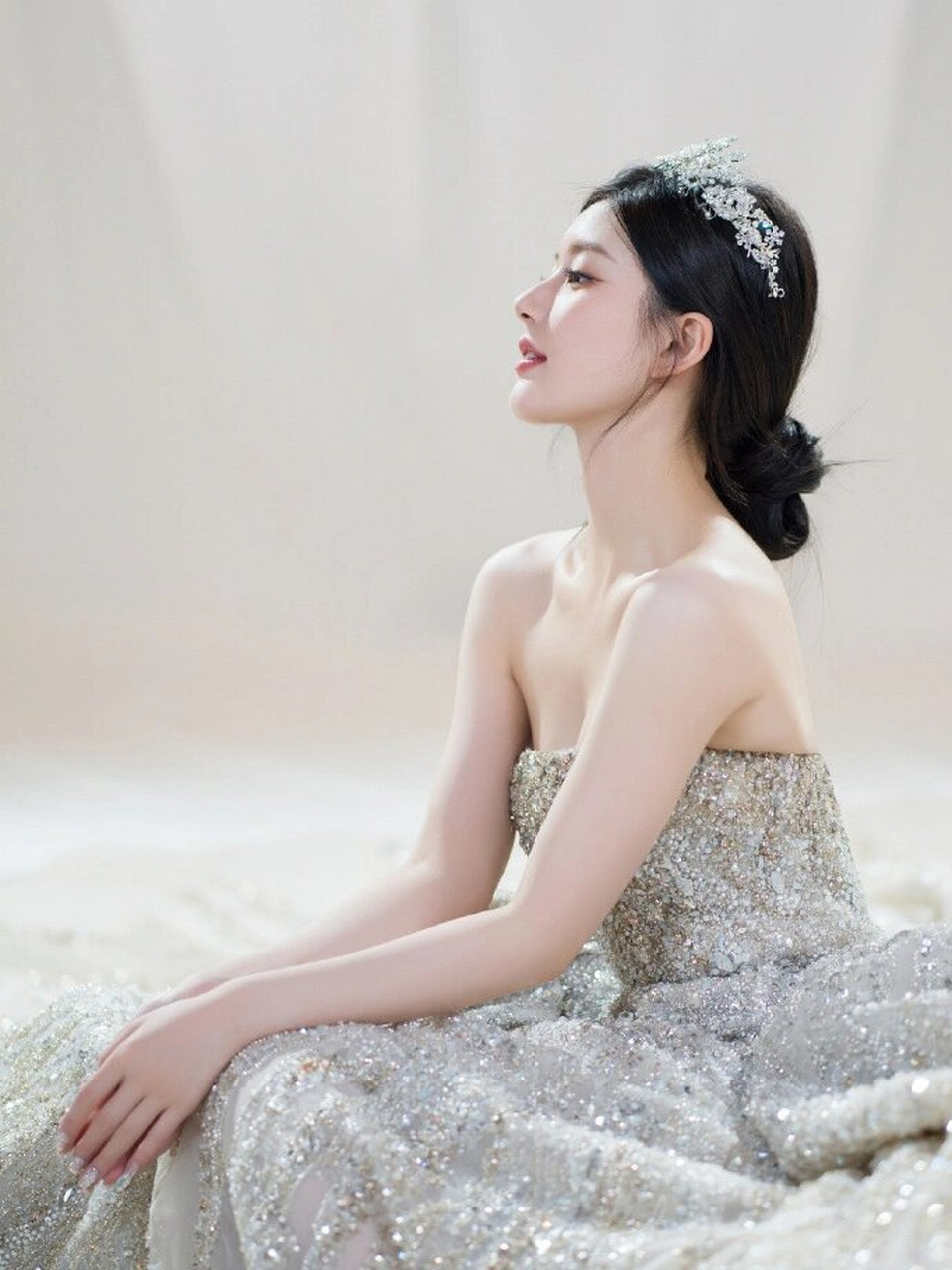 谁会拒绝一件赵露思同款超闪婚纱呢  比银河更闪耀,比黑夜更明亮  这