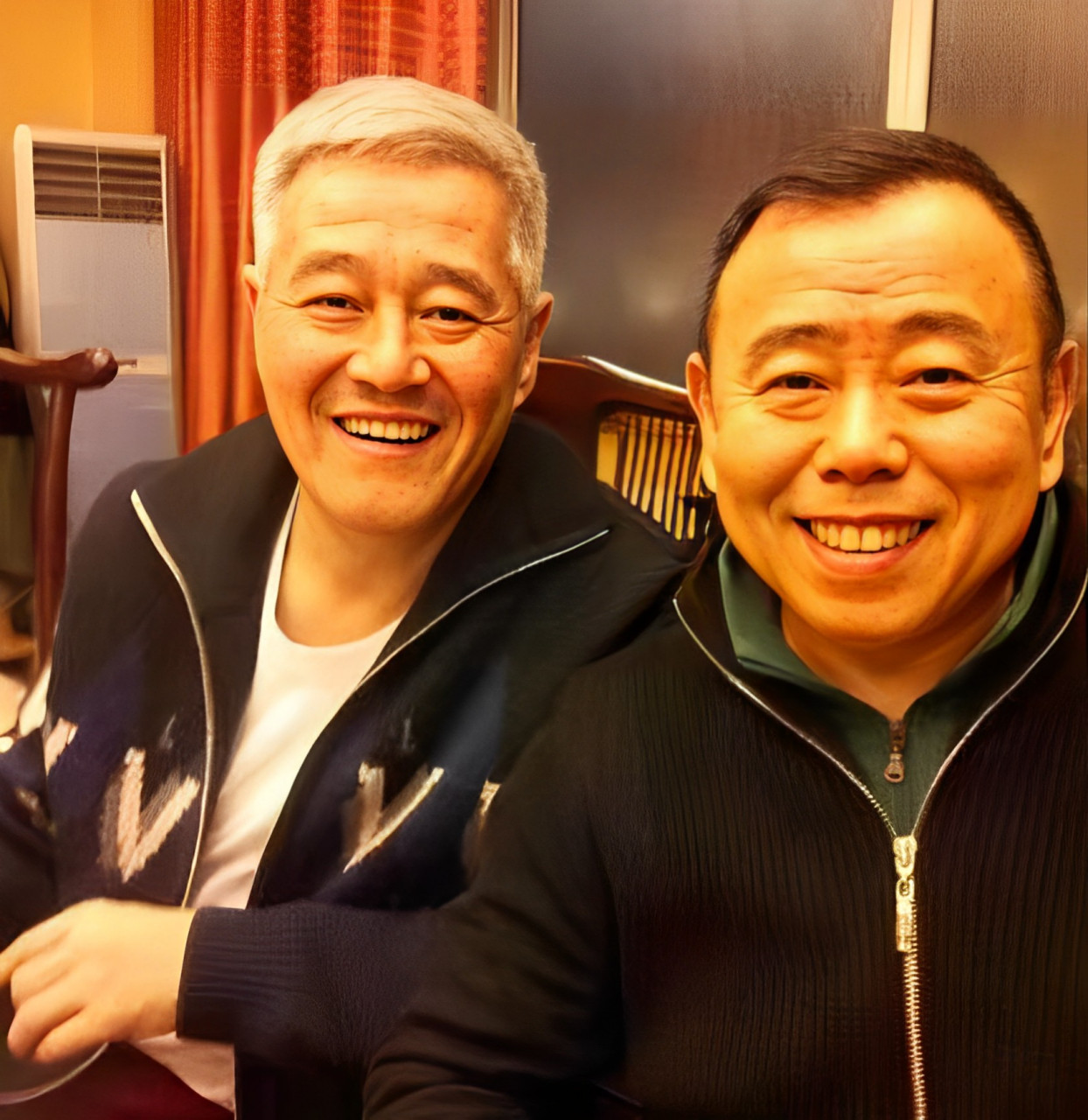 20世纪80年代,赵本山和潘长江与一位朋友合影.