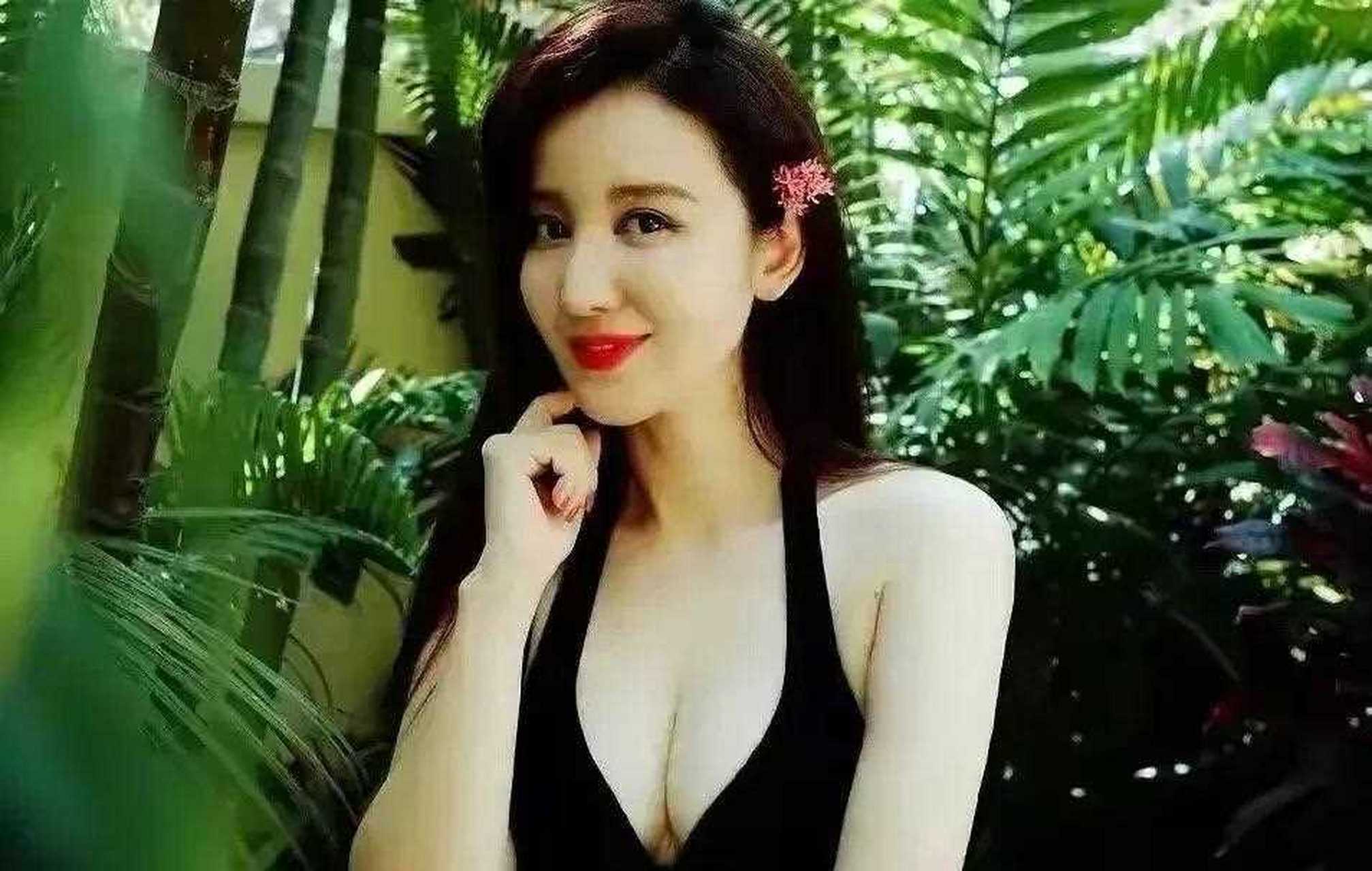 《乘风破浪的姐姐》中张萌身穿一套黑色比基尼裙装套装,长发披肩,身材