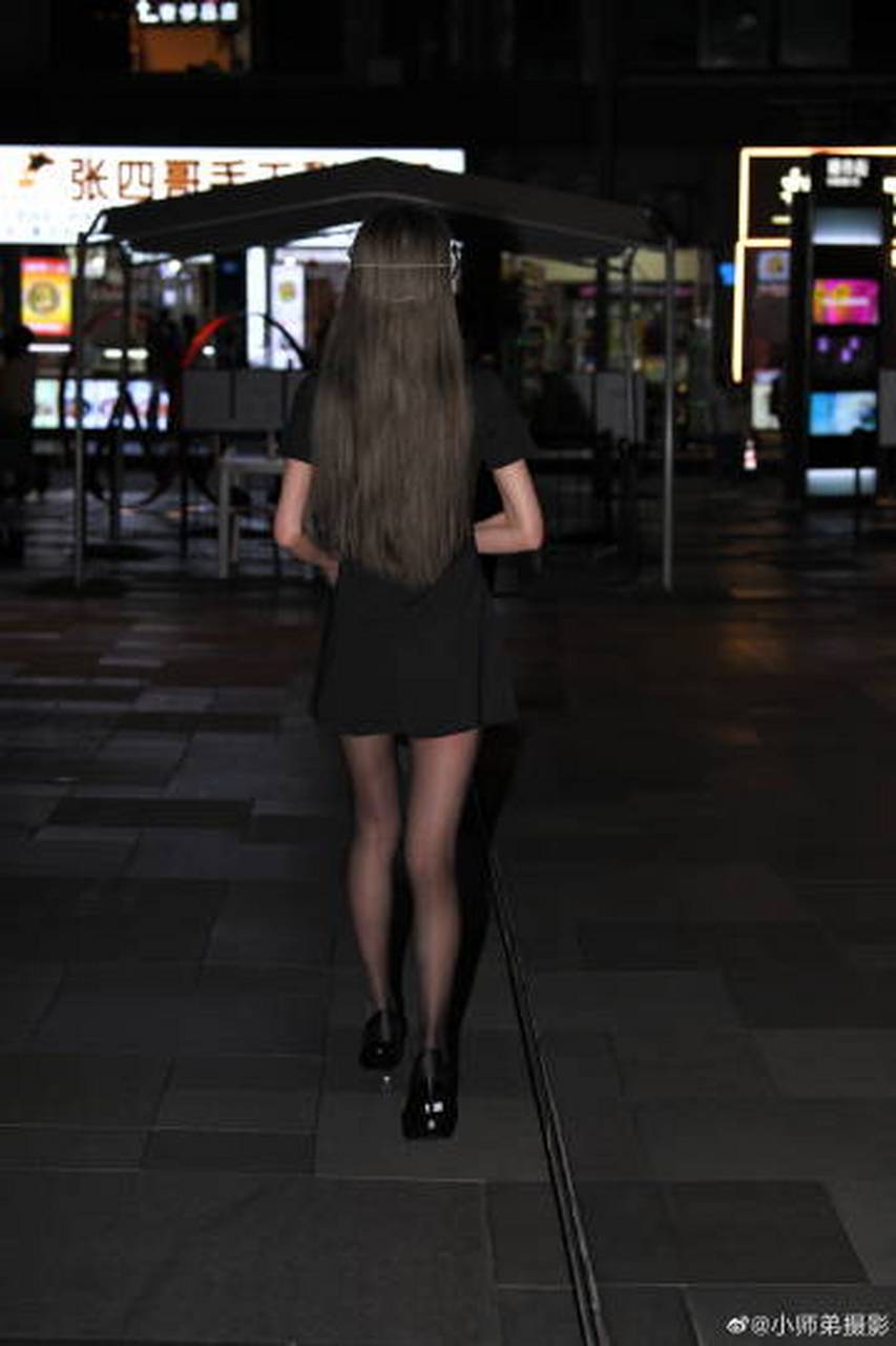 包臀裙搭配黑色袜子也是很美的,成熟女性的氛围感铺面而来