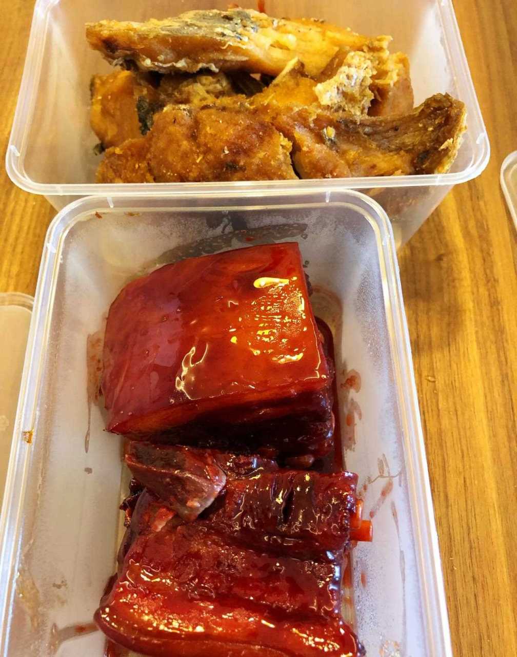 刚才去鲁班路的光明邨买点熟食,本来只想买点熏鱼的,但是看到酱汁肉色