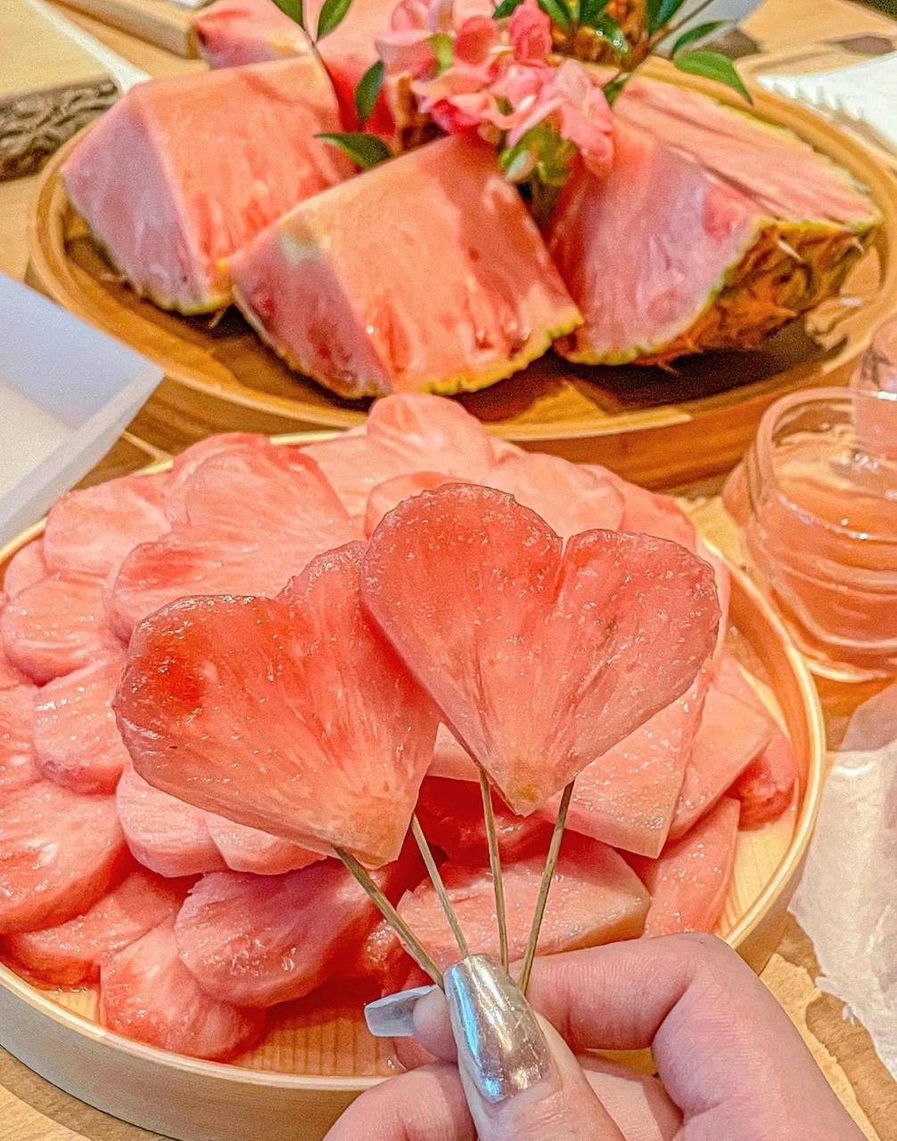 这个粉色菠萝尝起来像西瓜吗?[笑哭]