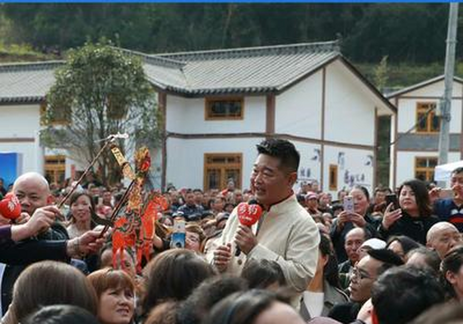 中央电视台cctv一7走进阆中市五龙村,现场录制大型户外访谈节目《乡约