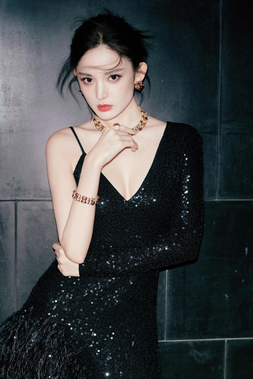 古力娜扎写真,浪漫优雅,散发着迷人的光芒光影潋滟清波,星闪抖落温柔