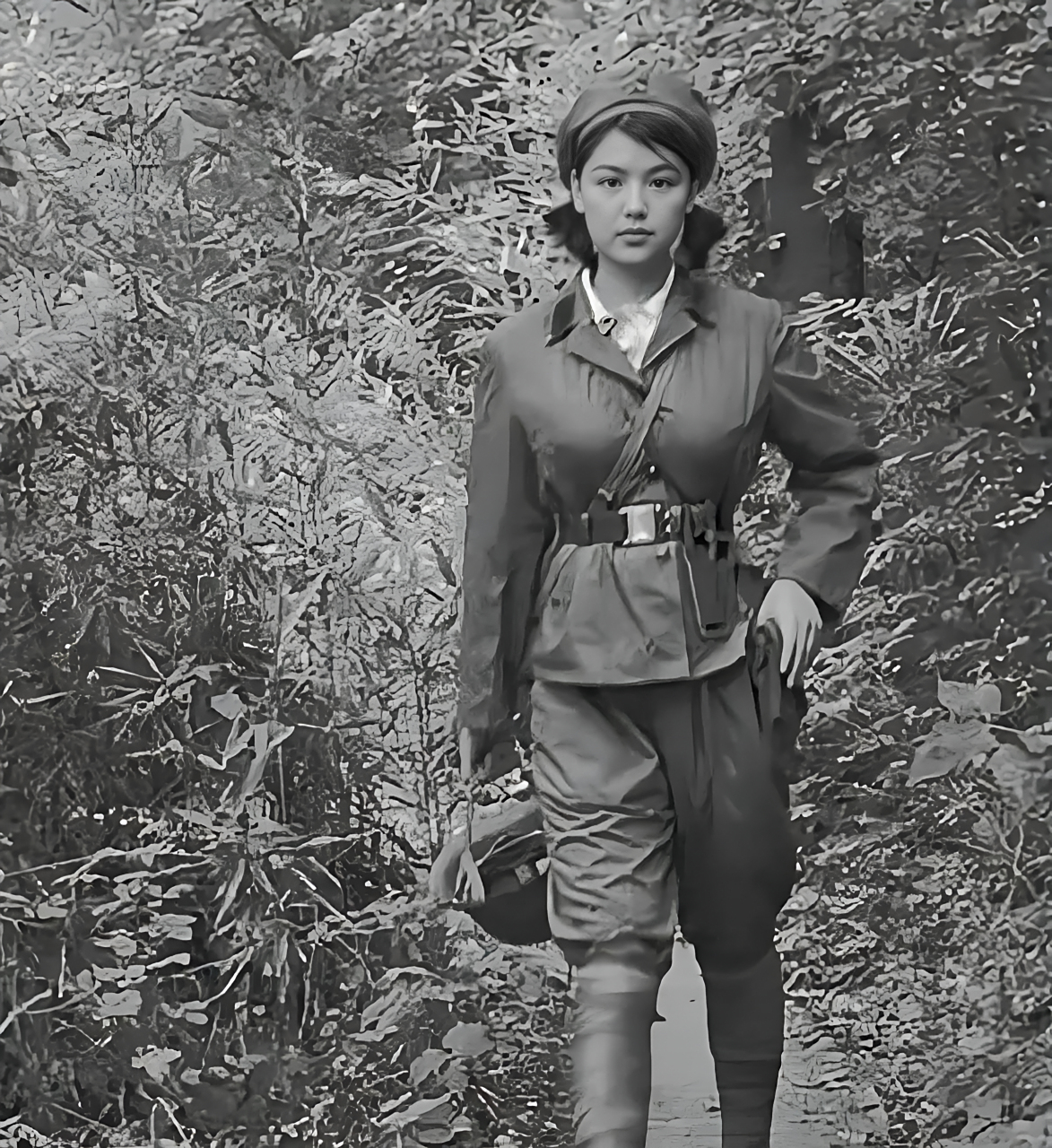 80年代,崂山前线的一名女兵执行任务,走在林间小道上,气质真好!